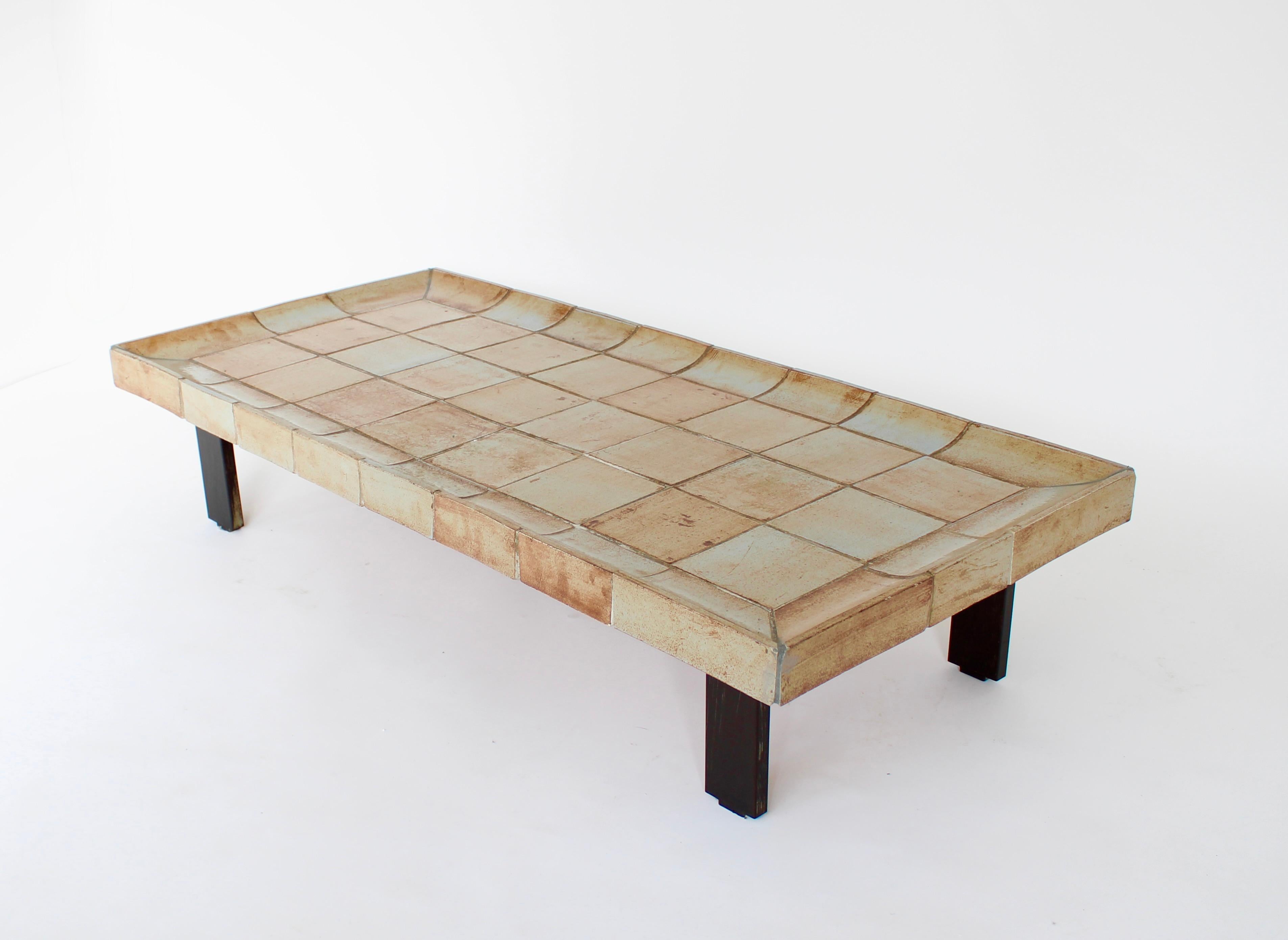 Milieu du XXe siècle Roger Capron Table basse en céramique française Modèle Cuvette Vallauris en vente