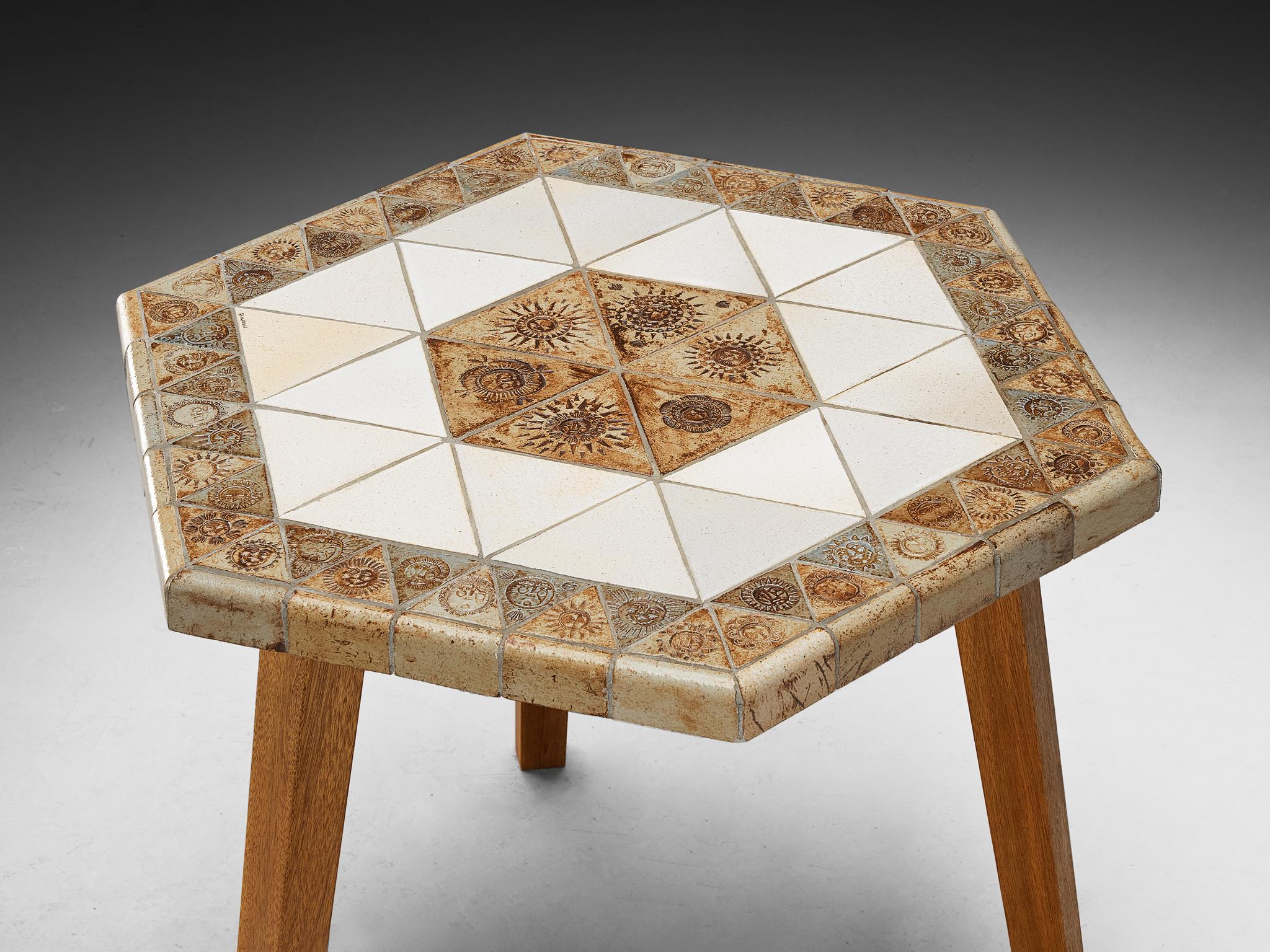 Mid-Century Modern Roger Capron Table hexagonale en bois blond céramique avec motifs de soleil en vente