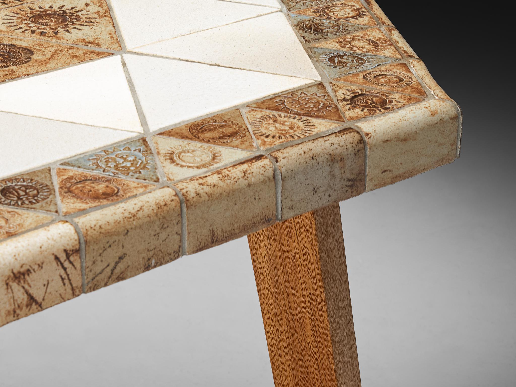 Milieu du XXe siècle Roger Capron Table hexagonale en bois blond céramique avec motifs de soleil en vente