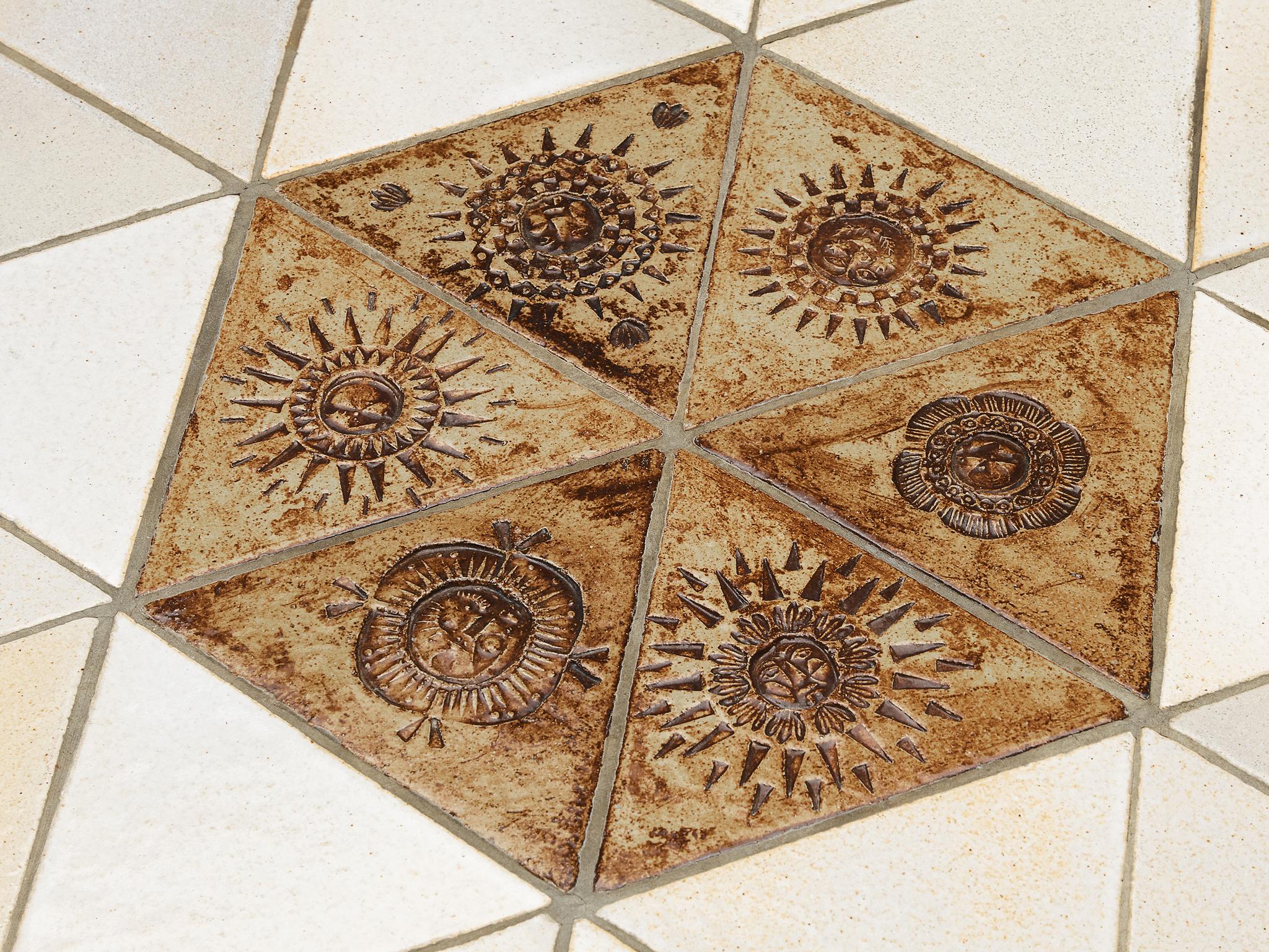 Céramique Roger Capron Table hexagonale en bois blond céramique avec motifs de soleil en vente