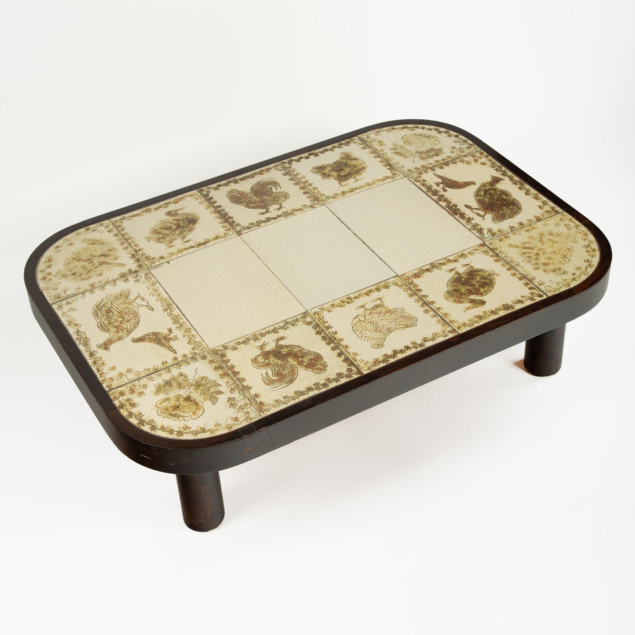 Roger Capron (1922-2006), Table basse avec carreaux de terre cuite émaillée, France, circa 1960-70s

Table basse du milieu du XXe siècle conçue par le célèbre céramiste français Roger Capron. Elle se compose d'une base en bois laqué avec des pieds