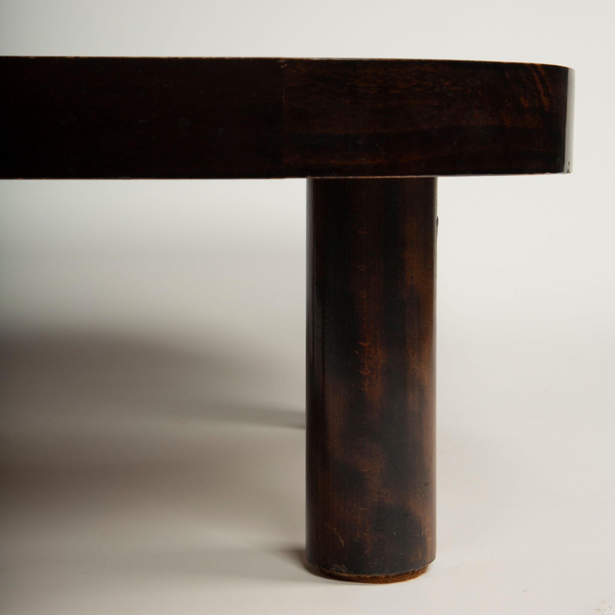 Français Roger Capron, A.I.C. Table basse avec des carreaux de céramique émaillée représentant des oiseaux et des fleurs. en vente