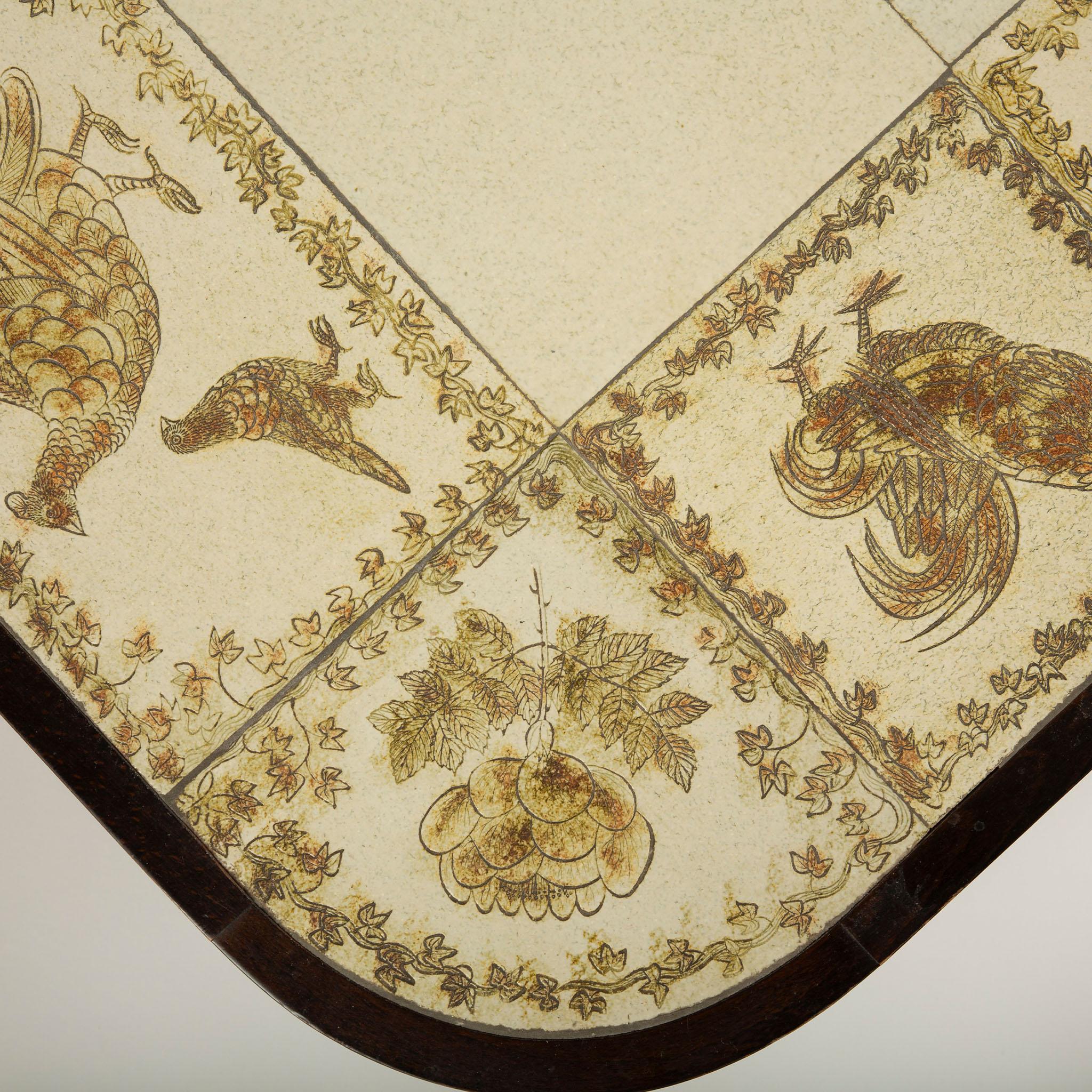 Roger Capron, A.I.C. Table basse avec des carreaux de céramique émaillée représentant des oiseaux et des fleurs. Excellent état - En vente à New York, NY