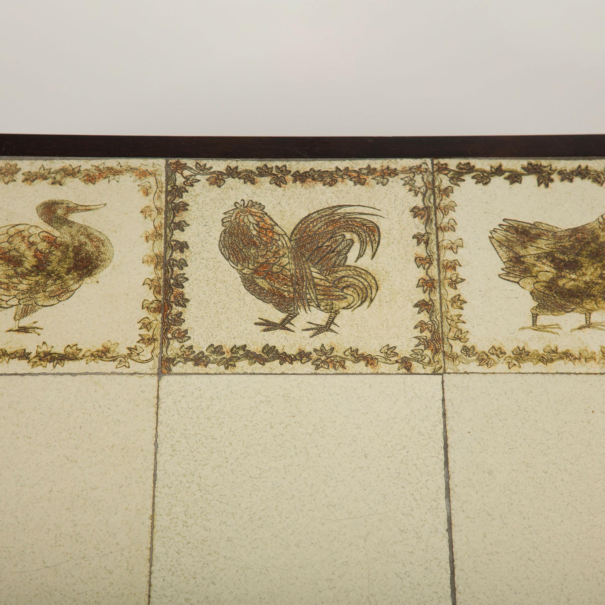 20ième siècle Roger Capron, A.I.C. Table basse avec des carreaux de céramique émaillée représentant des oiseaux et des fleurs. en vente