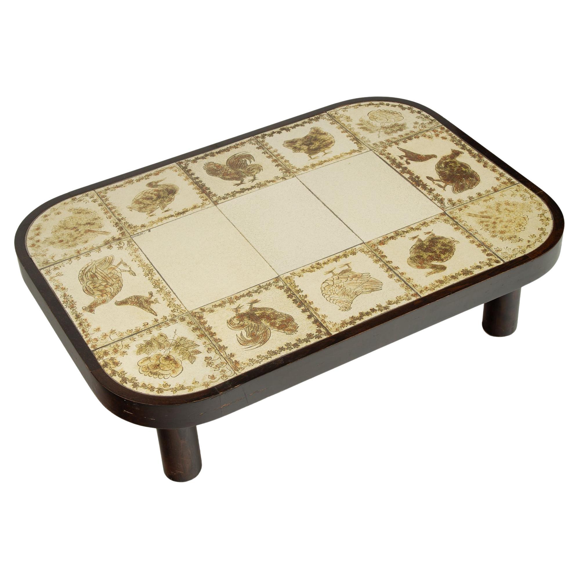 Roger Capron, A.I.C. Table basse avec des carreaux de céramique émaillée représentant des oiseaux et des fleurs. en vente