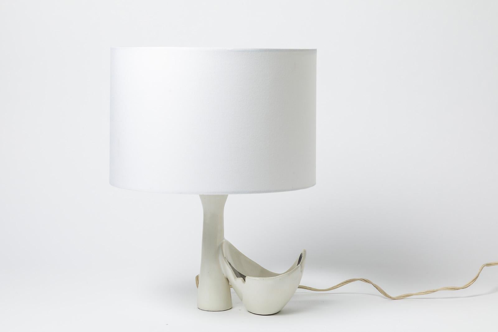 Roger Capron Midcentury Design Ceramic White Table Lamp Fish Decoration In Excellent Condition In Neuilly-en- sancerre, FR