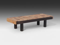 Table basse du milieu du siècle dernier, carreaux, bois teinté, Roger Capron, France, années 1970