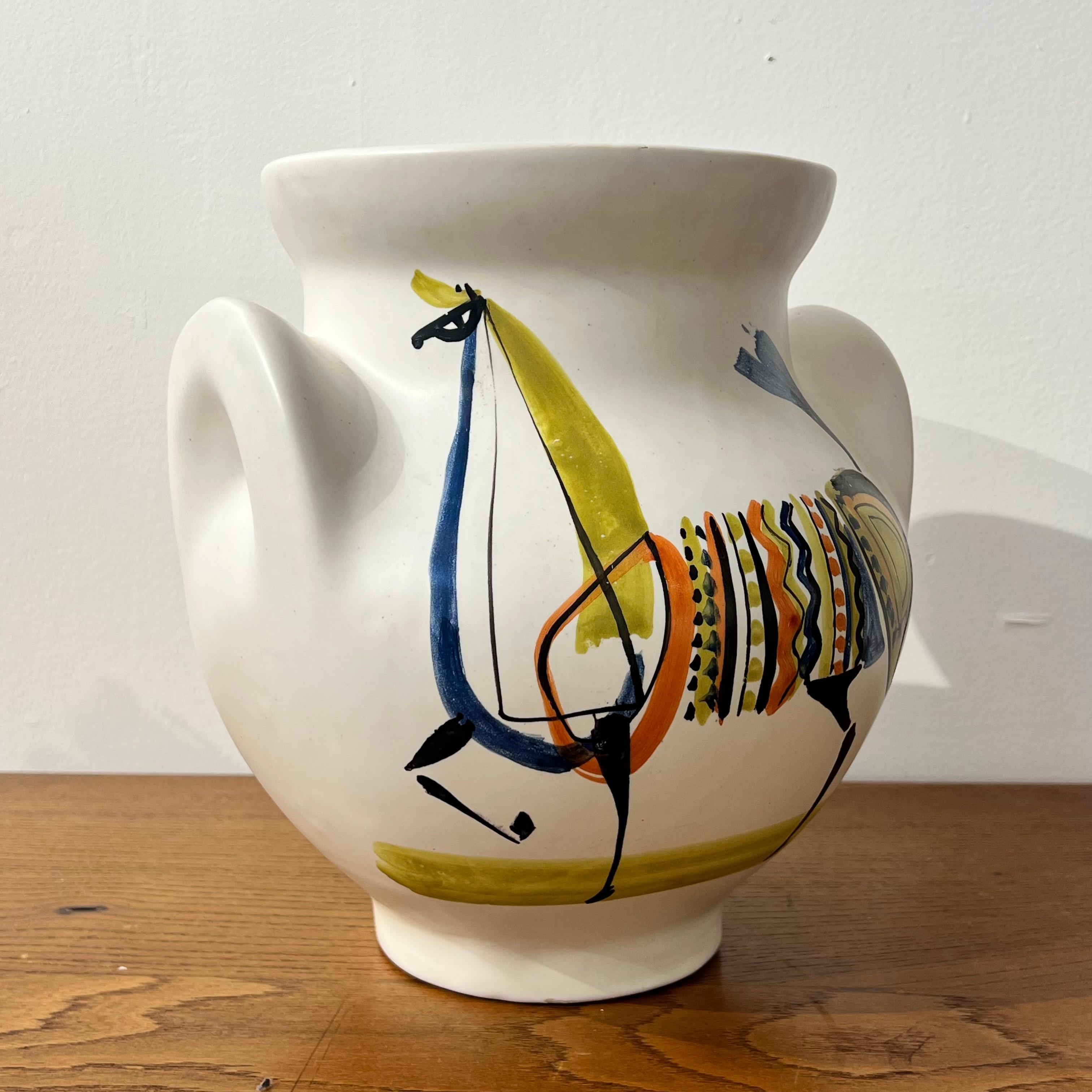 Un beau vase à oreilles de Roger Capron

Fabriqué dans les années 1950 à Vallauris, ce bel exemple présente un beau décor zoomorphe

Ce sont les formes de vases les plus collectionnées de l'artiste