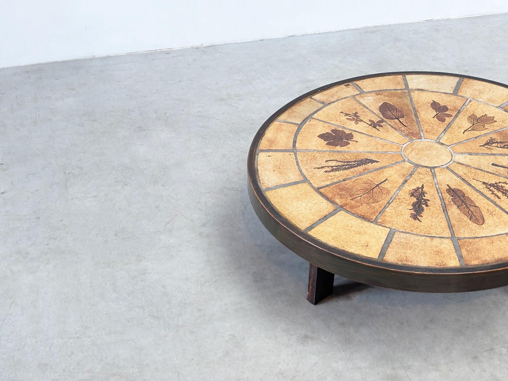 Français Table basse ovale Roger Capron en vente