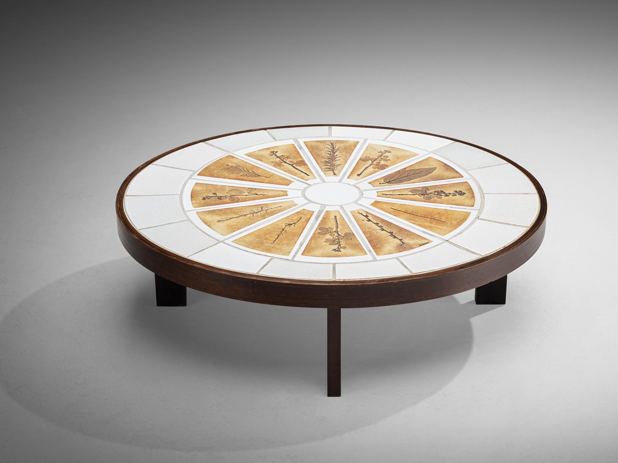 Roger Capron, table basse, céramique, bois teinté et contreplaqué, France, années 1960

Cette table est un autre exemple exquis du travail de Roger Capron. Elle présente un plateau ovale composé de son matériau de prédilection, la céramique, avec