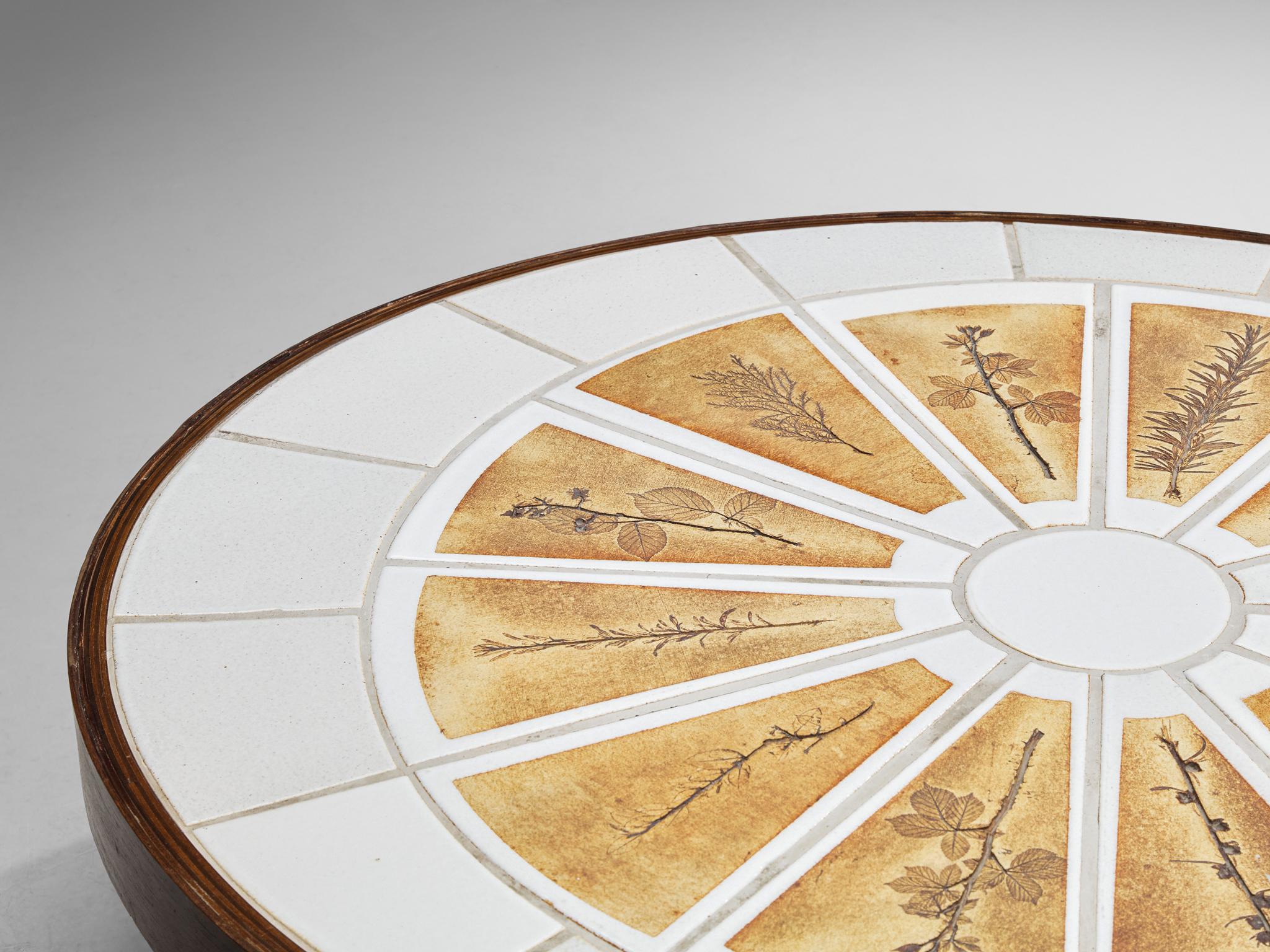 Milieu du XXe siècle Roger Capron Table basse ovale avec empreintes de Fauna en céramique et Wood en vente