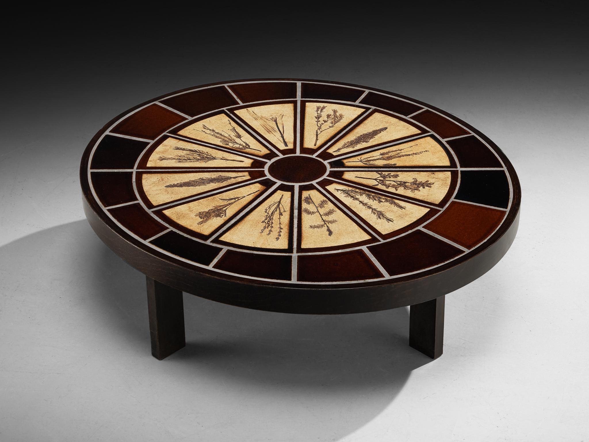 Roger Capron, table basse, céramique, hêtre teinté, France, années 1960

Cette table est un autre exemple exquis du travail de Roger Capron. Elle présente un plateau ovale composé de son matériau de prédilection, la céramique, avec des détails
