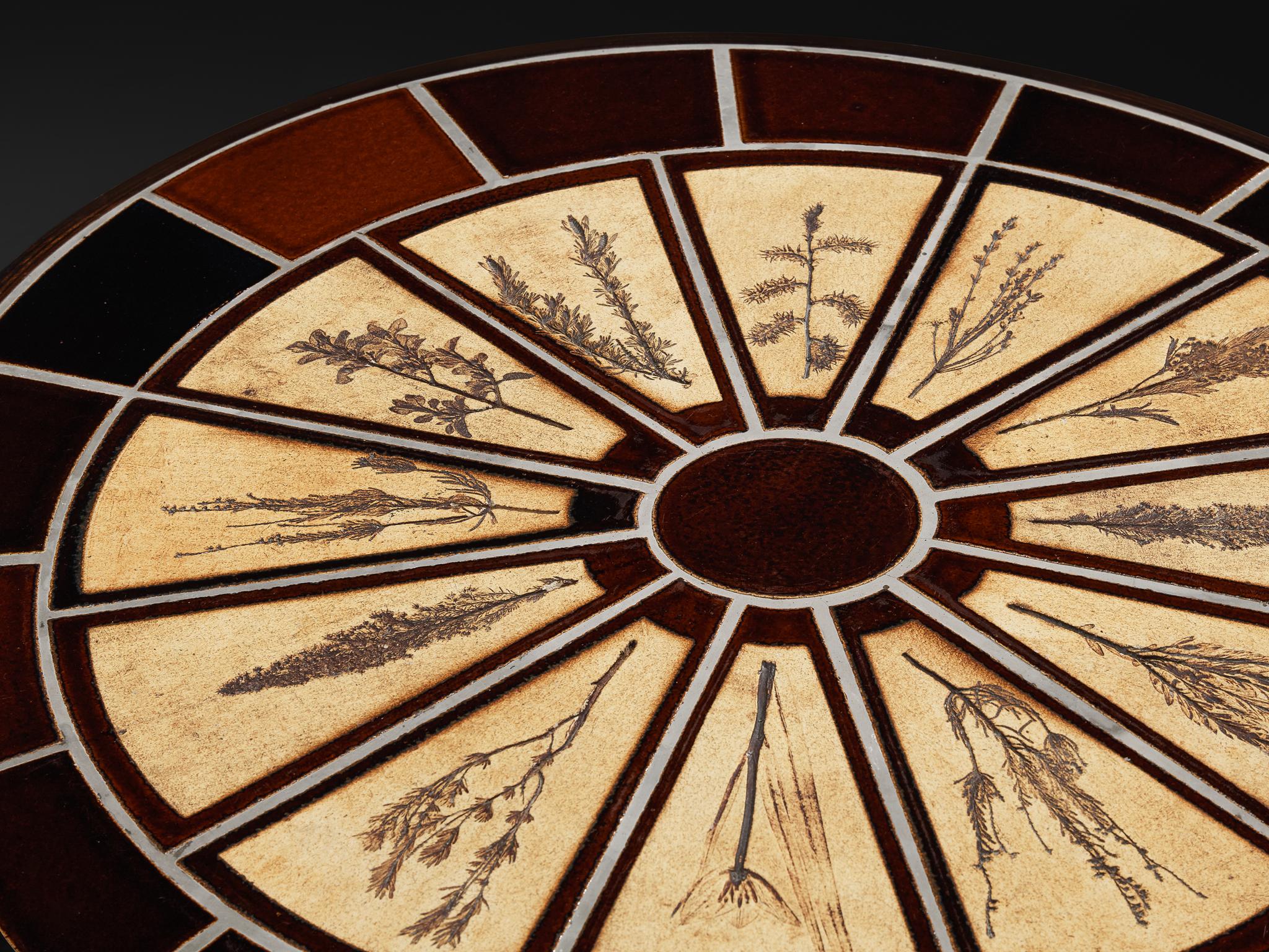Français Table basse ovale Roger Capron avec impressions florales en céramique et bois en vente