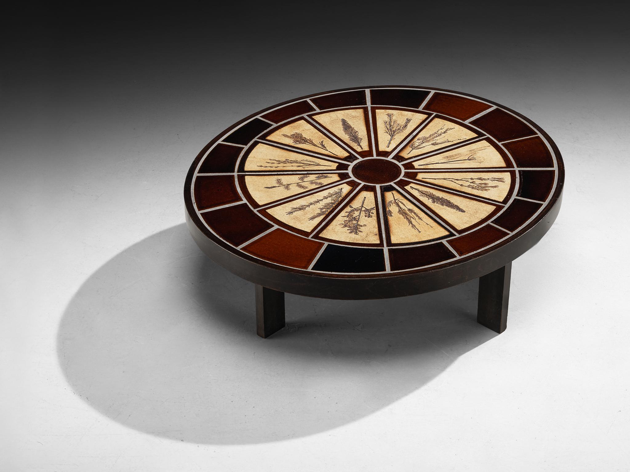 Table basse ovale Roger Capron avec impressions florales en céramique et bois Bon état - En vente à Waalwijk, NL