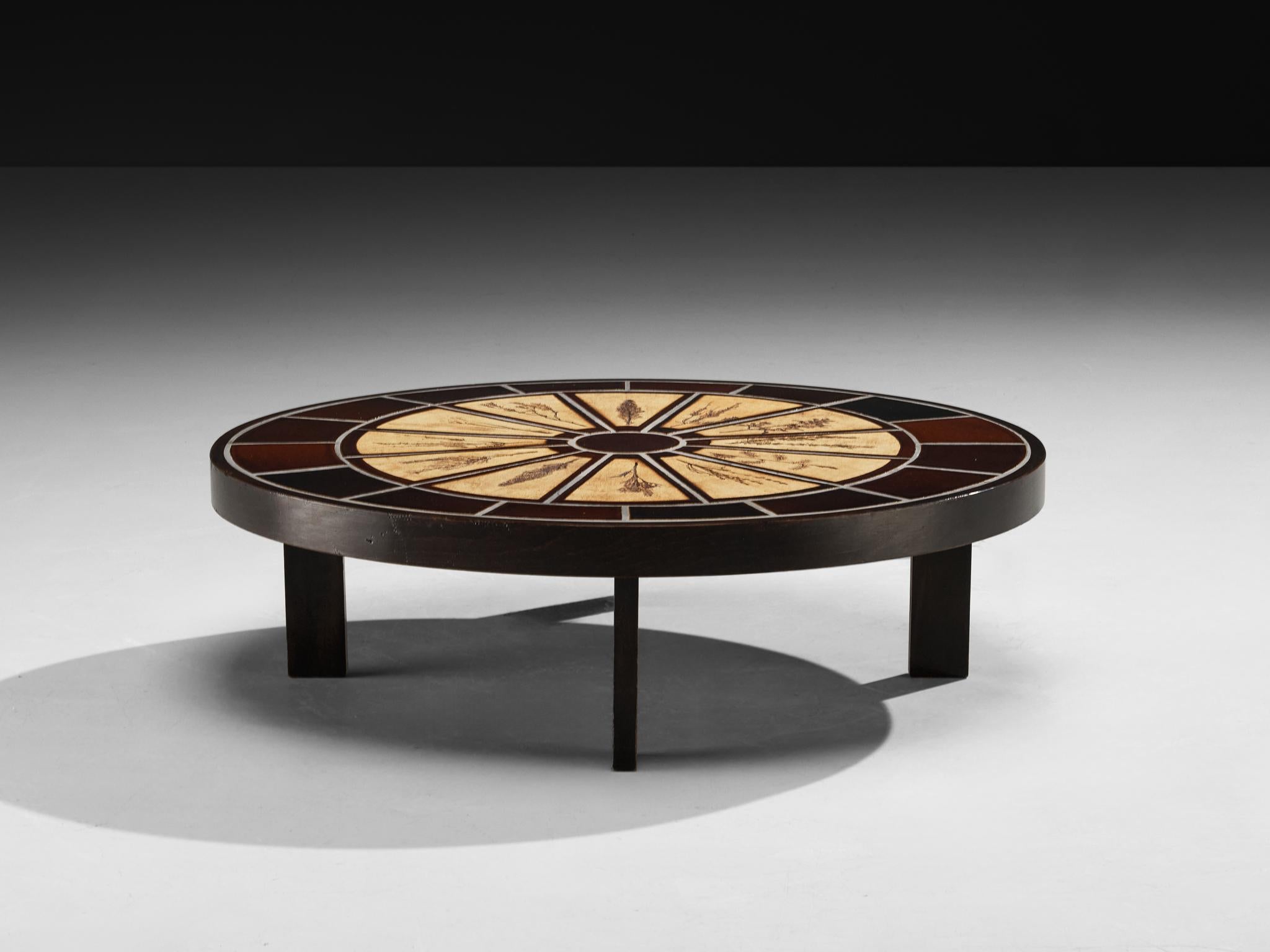 Milieu du XXe siècle Table basse ovale Roger Capron avec impressions florales en céramique et bois en vente