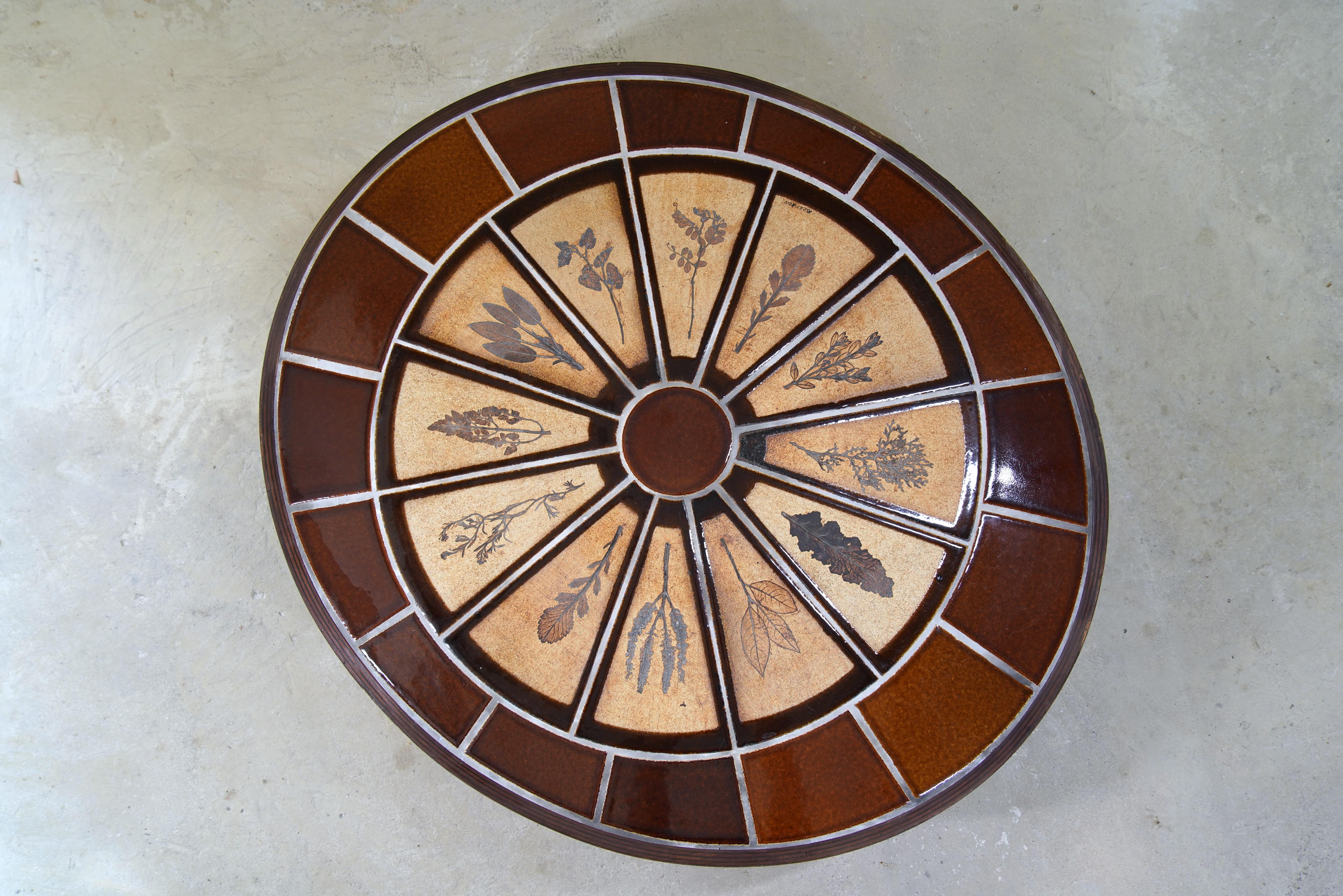 Merveilleuse table basse ovale en céramique de Roger Capron avec des carreaux de Garrigue de France, vers les années 1960.

Les carreaux de Garrigue, fabriqués à la main, sont issus d'une technique où de vraies feuilles sont pressées dans l'argile