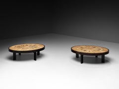 Paire de tables basses ovales « Roger Capron » avec motifs floraux, en céramique et bois