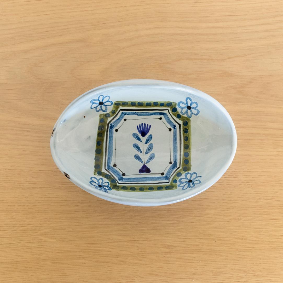 Magnifique plat en céramique peinte avec trois petits pieds en céramique par Roger Capron de France, années 1950. Motif floral bleu, vert et blanc peint à la main. Excellent accessoire de bureau ou fourre-tout. Signé sur la face inférieure.
