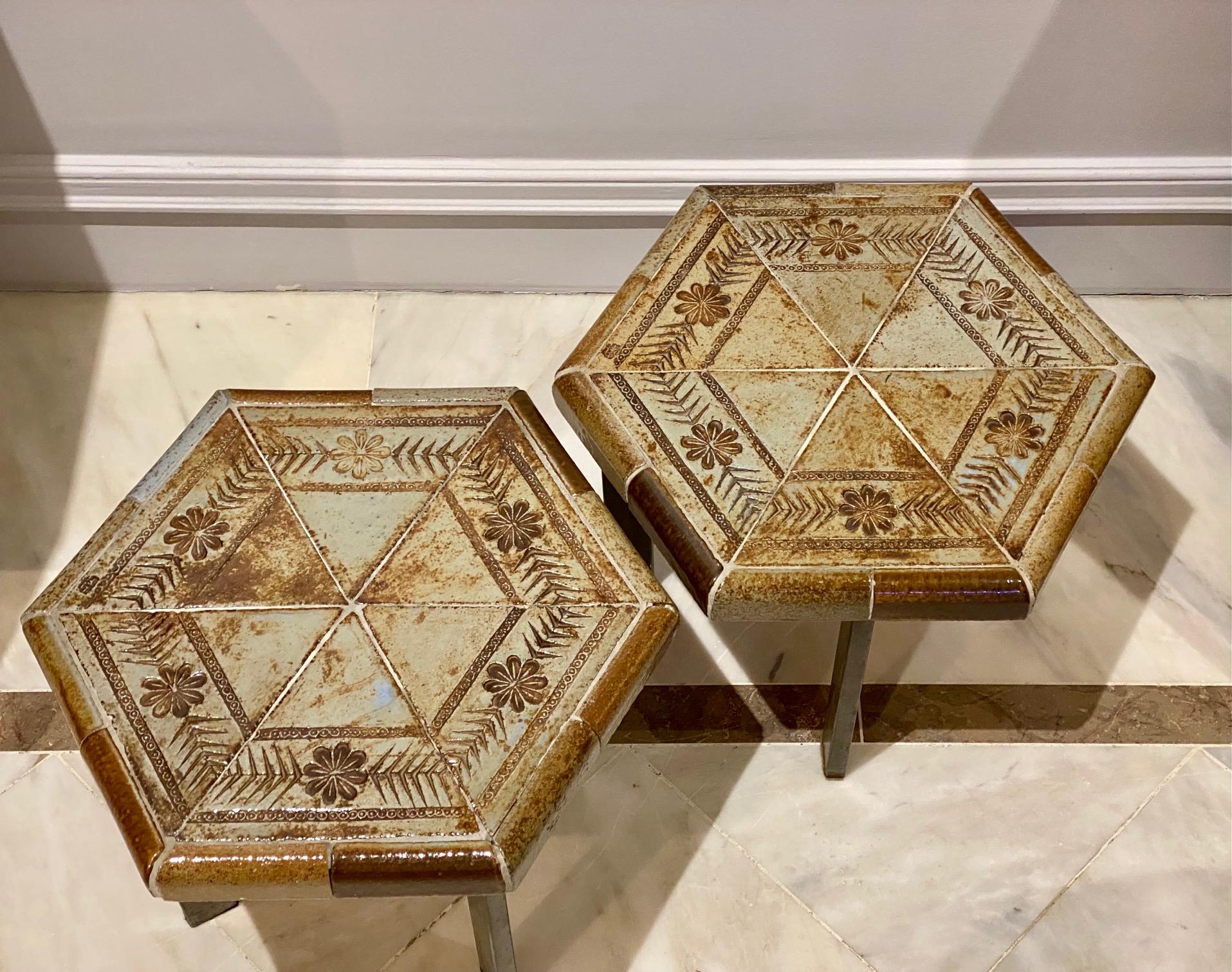 Roger Capron (1922-2006)
Hexagonal tables , Tops in Ceramic tiles, decorated with small leaves
Original metal base 

Manufactured, circa 1960 

Measure: H 30 cm x D 40 cm.