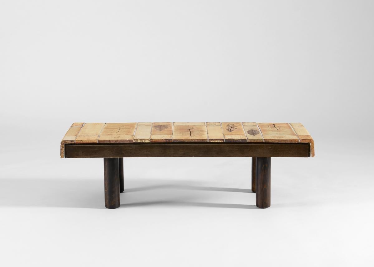 Roger Capron, célèbre céramiste français du milieu du siècle, a créé une œuvre importante qui se distingue par son élégance, ses sources d'inspiration variées et son exécution experte. Cette table aux belles proportions est dotée d'un plateau