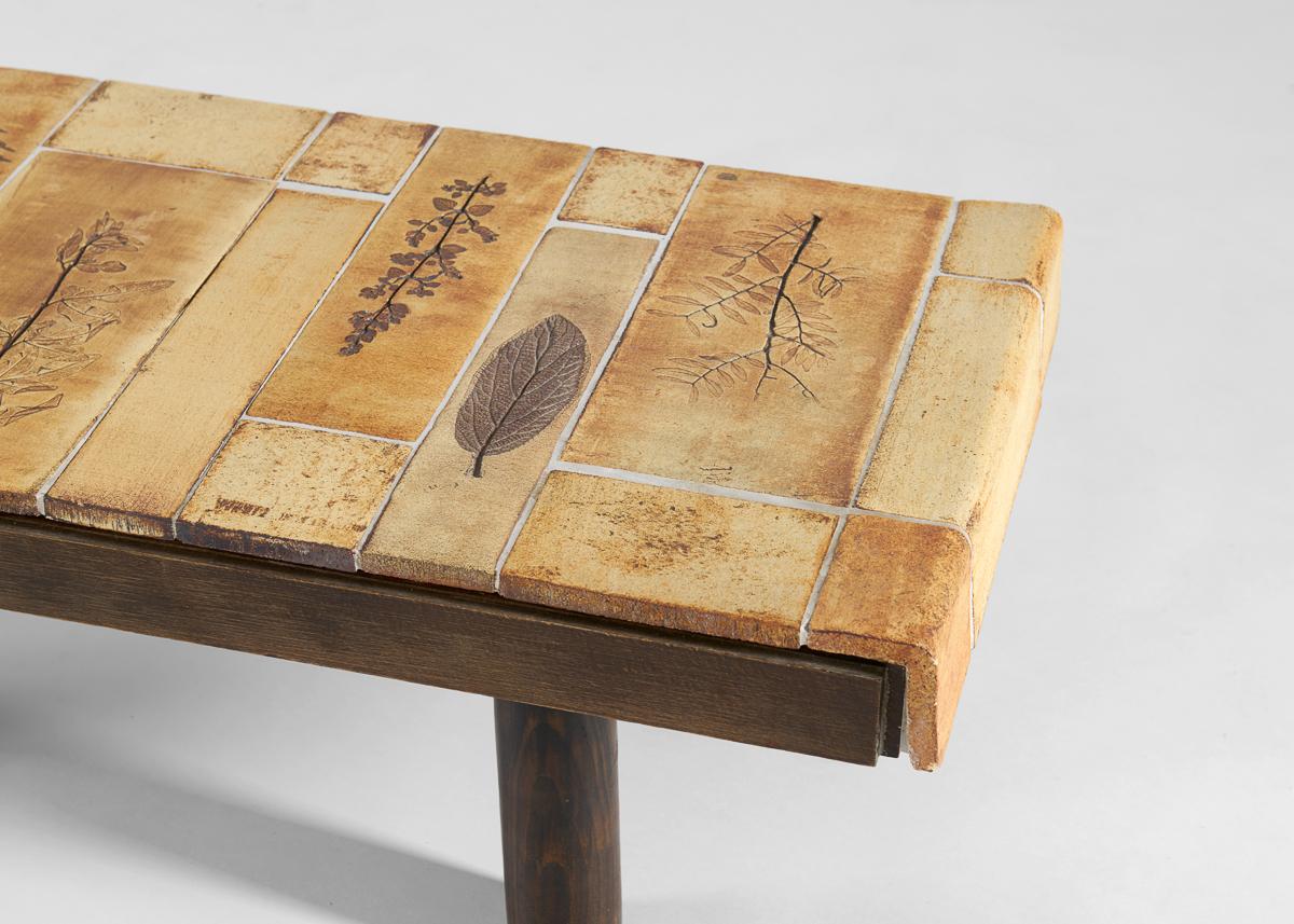 Français Roger Capron, table basse rectangulaire à plateau en carreaux, France, 20e siècle en vente
