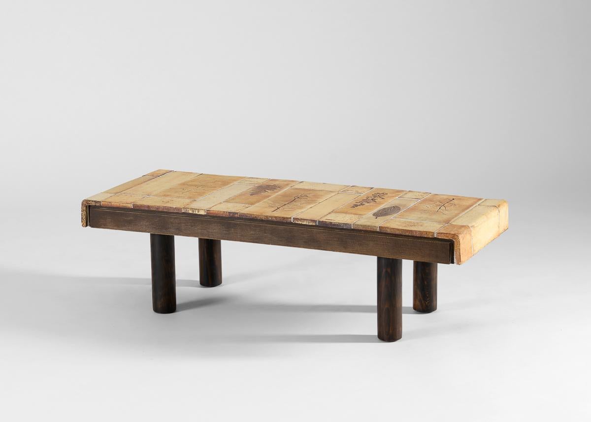 20ième siècle Roger Capron, table basse rectangulaire à plateau en carreaux, France, 20e siècle en vente