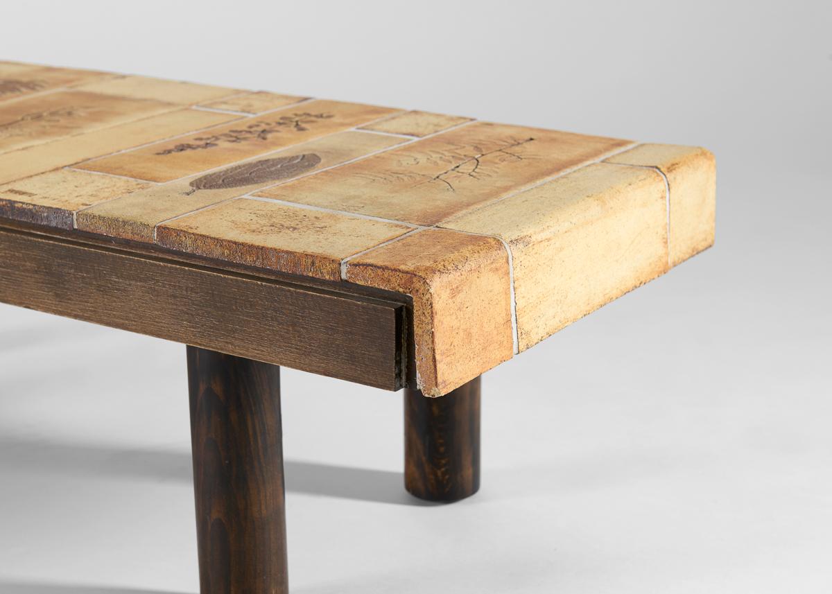Céramique Roger Capron, table basse rectangulaire à plateau en carreaux, France, 20e siècle en vente