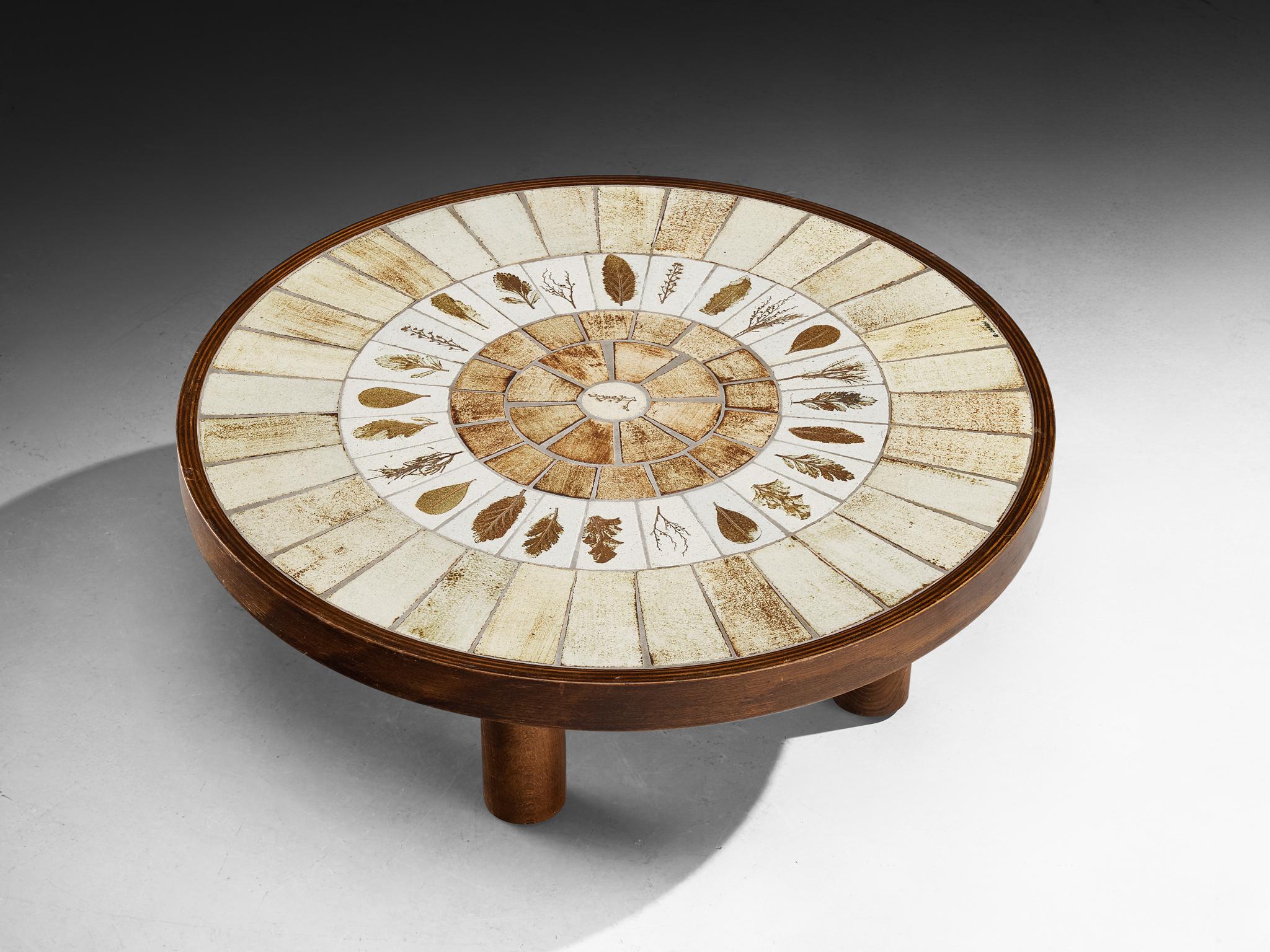 Metà XX secolo Roger Capron Round Coffee Table with Fauna Imprints in Ceramic and Wood in vendita
