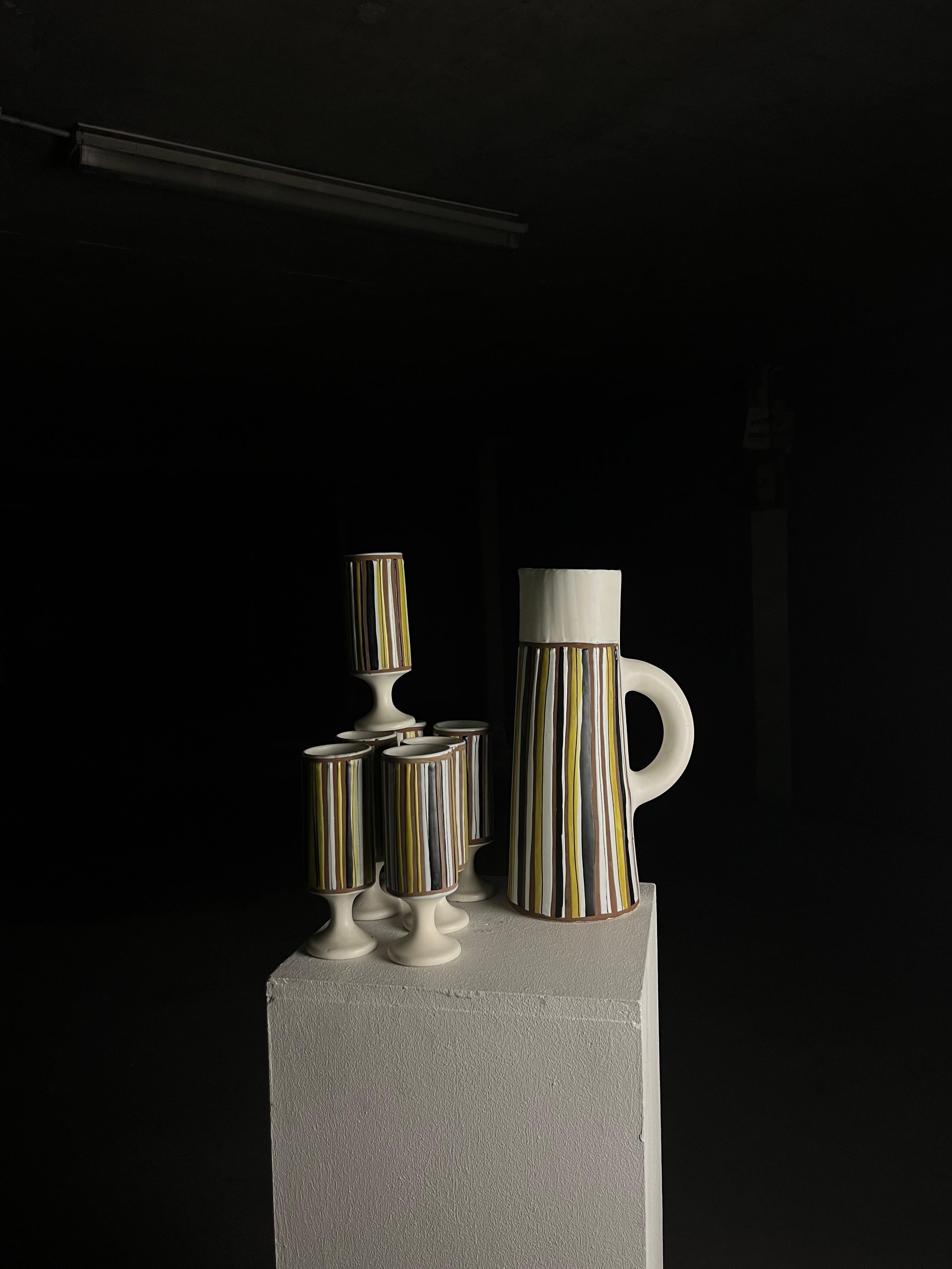 Superbe service à orangeade en céramique de Roger CAPRON composé d'un grand pichet (33 cm de haut) et de sept gobelets (hauteur 18 cm). 

Cet ensemble aux typiques de Capron est signé sous la bouteille et vient dans un état exceptionnel. 
 