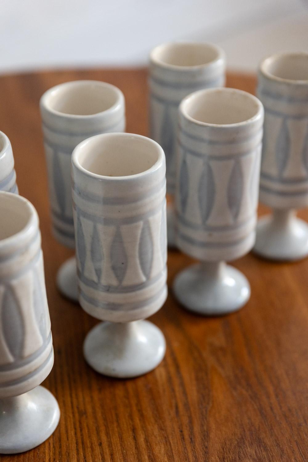 Français Roger Capron. Ensemble de 8 verres en céramique signés et datés 1976 en vente