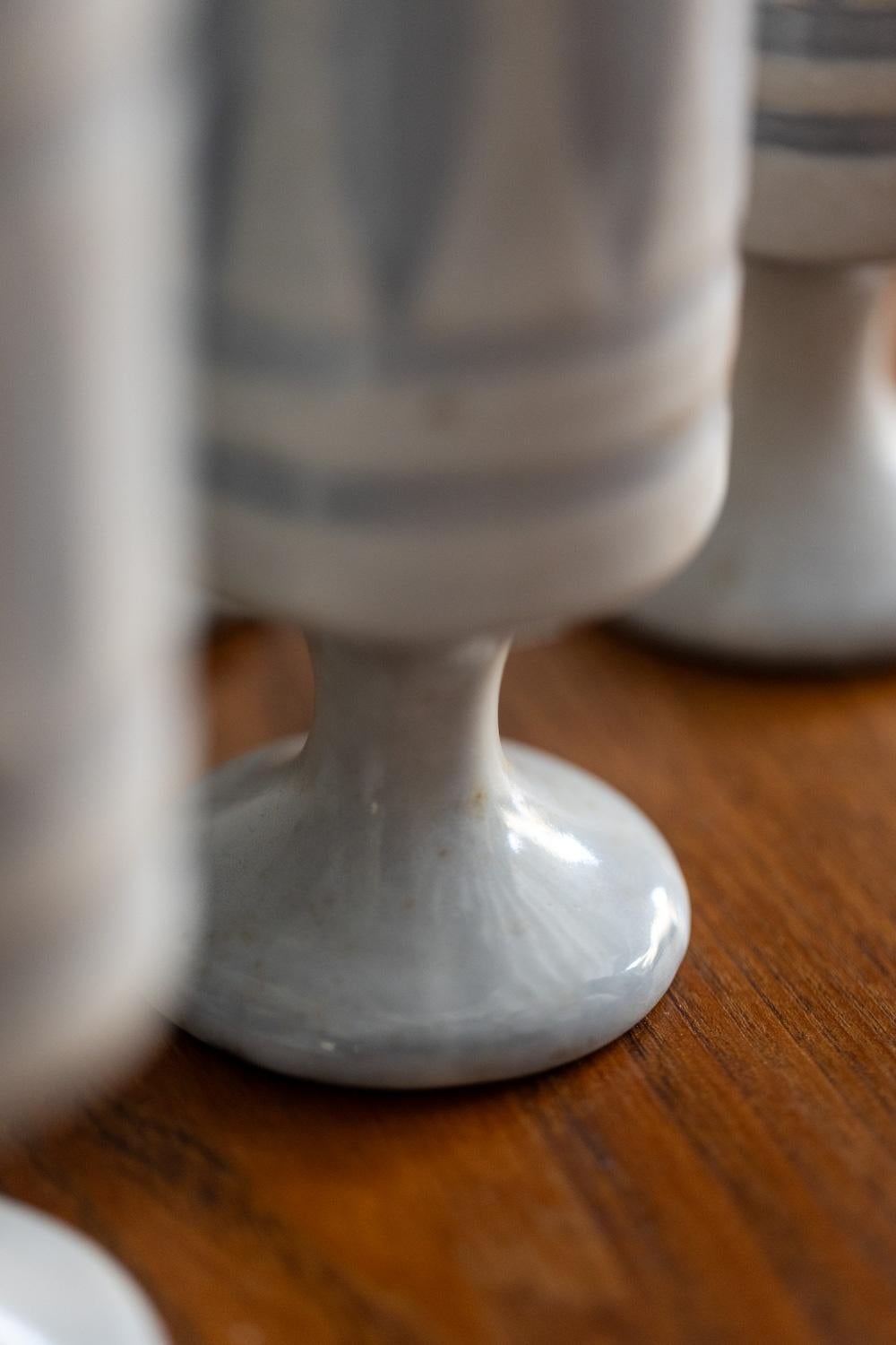 Roger Capron. Ensemble de 8 verres en céramique signés et datés 1976 Excellent état - En vente à Saint-Ouen, FR