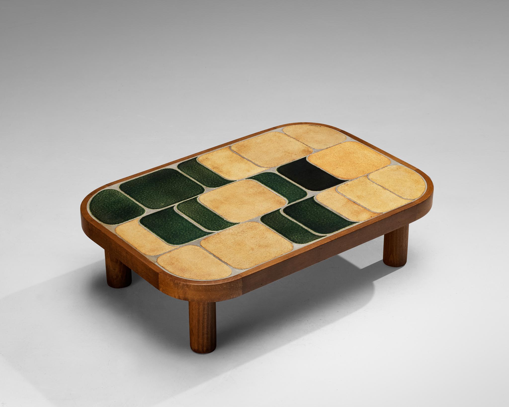 Roger Capron, table basse, céramique, hêtre teinté, France, années 1960

Jolie table basse française avec de magnifiques carreaux de céramique composés par le designer français Roger Capron. Les carreaux et le cadre présentent des angles arrondis.