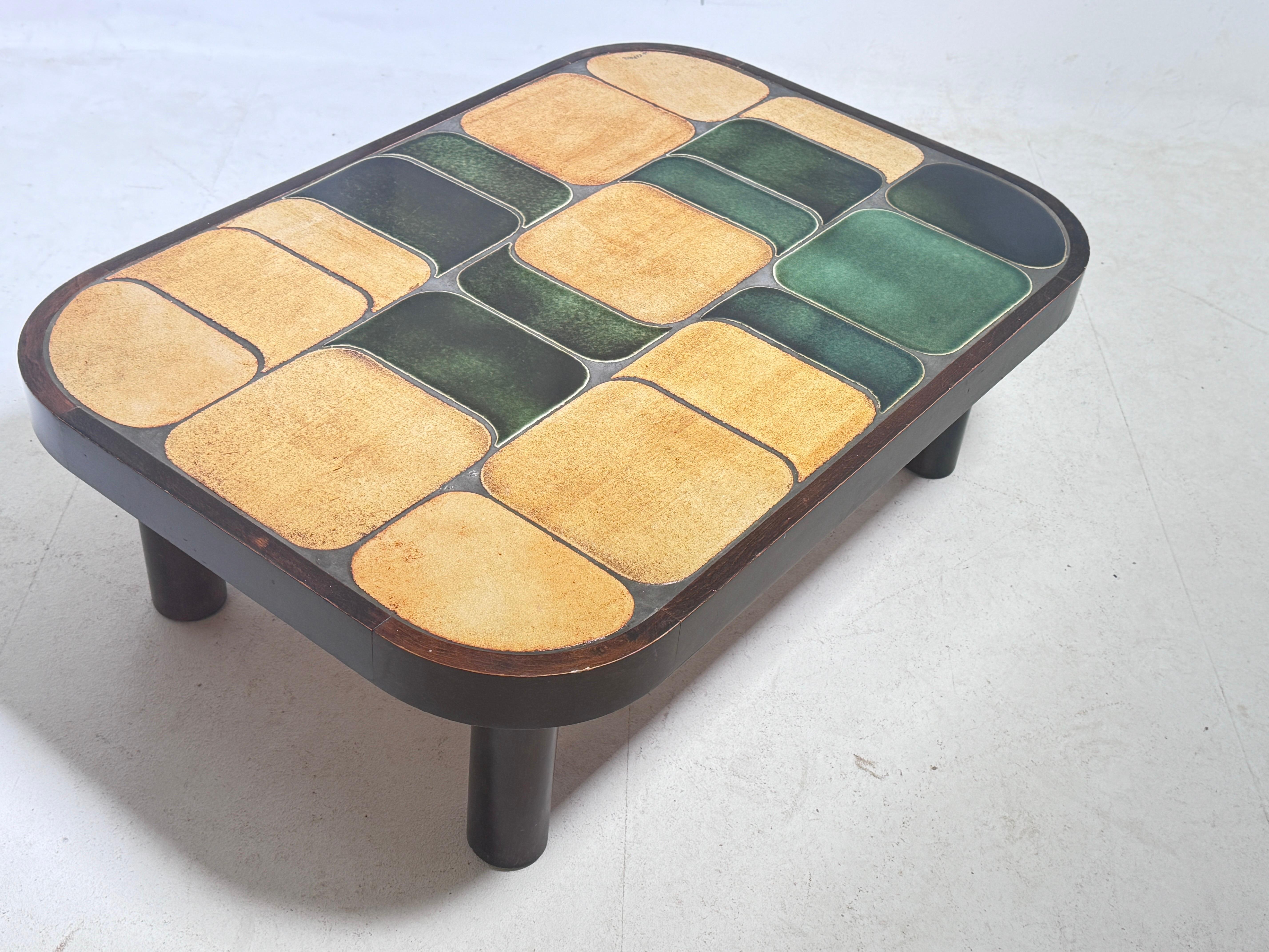 Roger Capron Table basse 'Shogun' en céramique France 1970 Couleur marron et verte 4