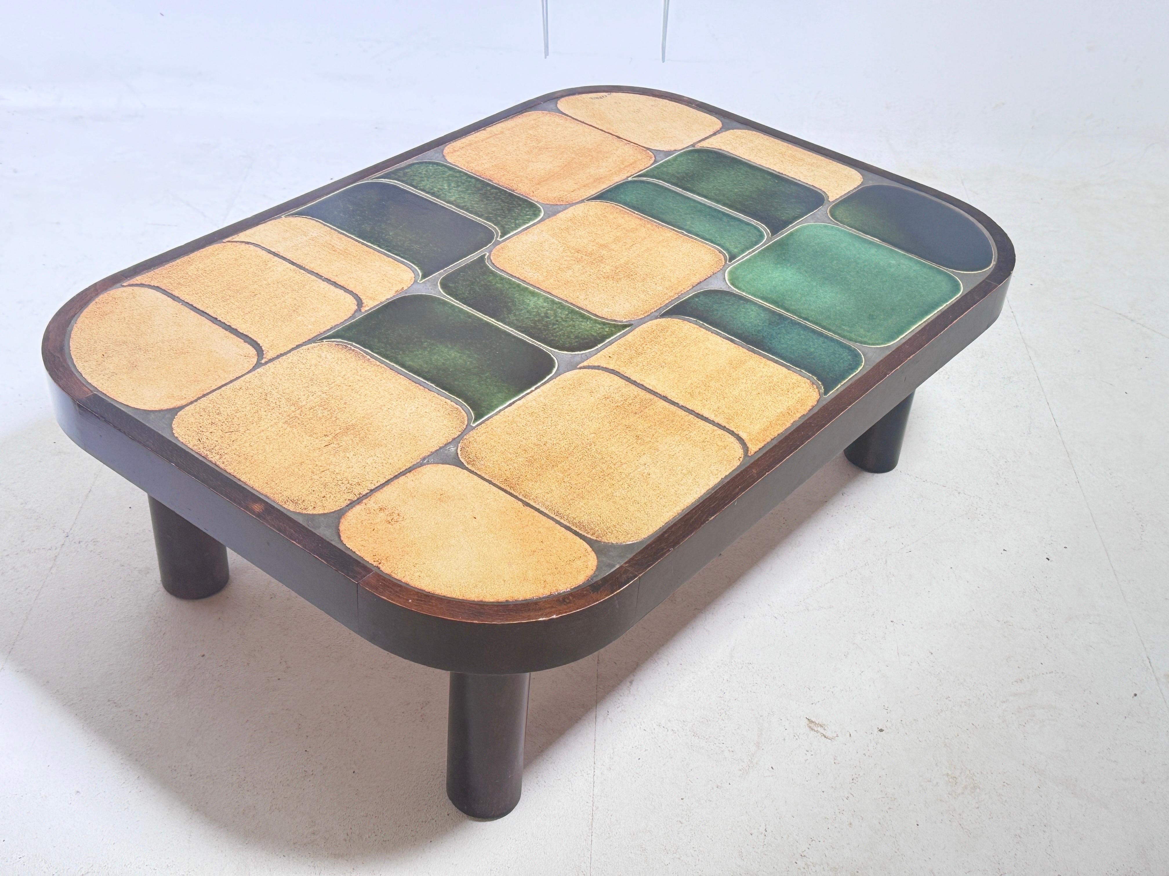 Roger Capron Table basse 'Shogun' en céramique France 1970 Couleur marron et verte 5
