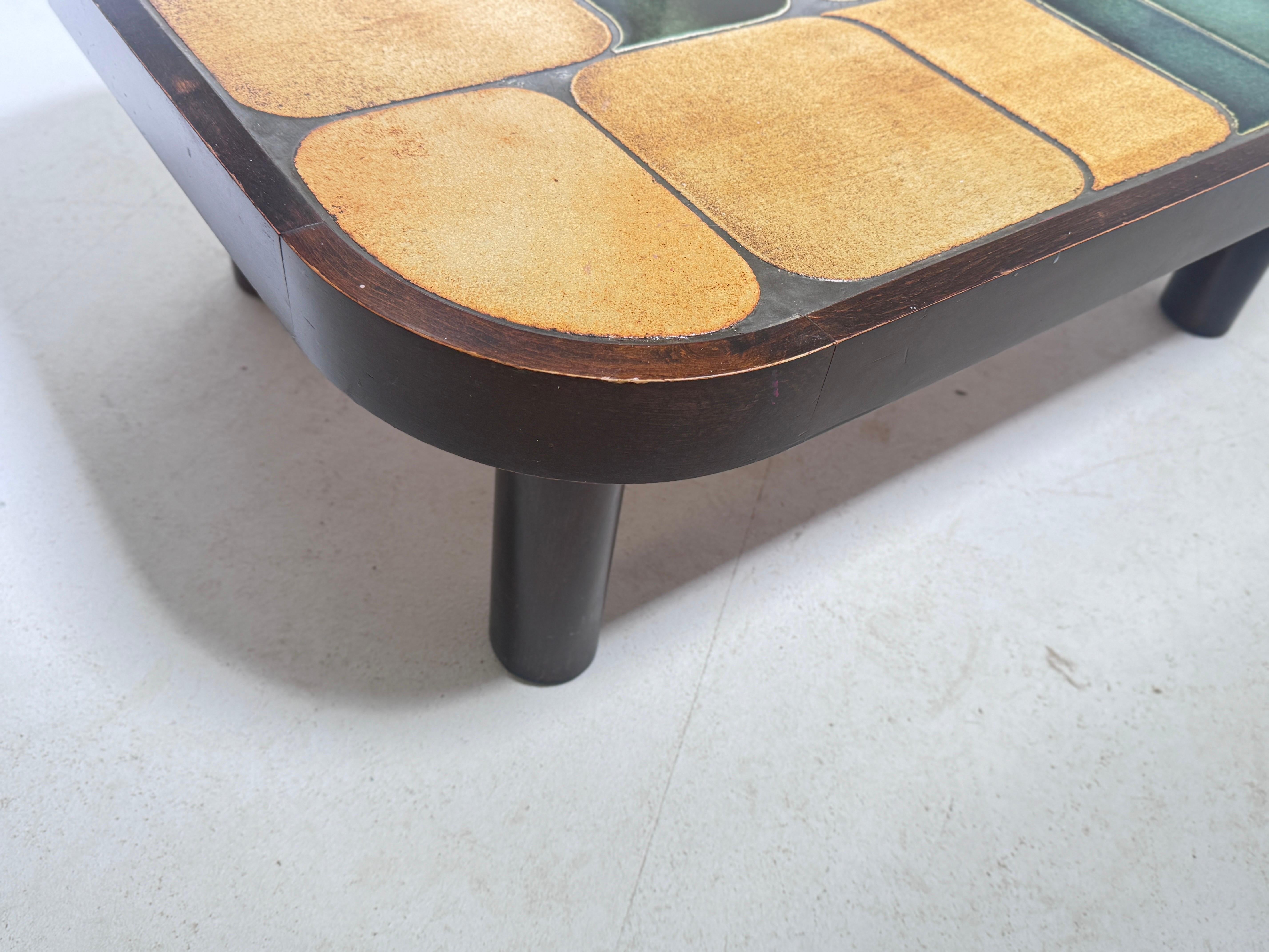 Mid-Century Modern Roger Capron Table basse 'Shogun' en céramique France 1970 Couleur marron et verte