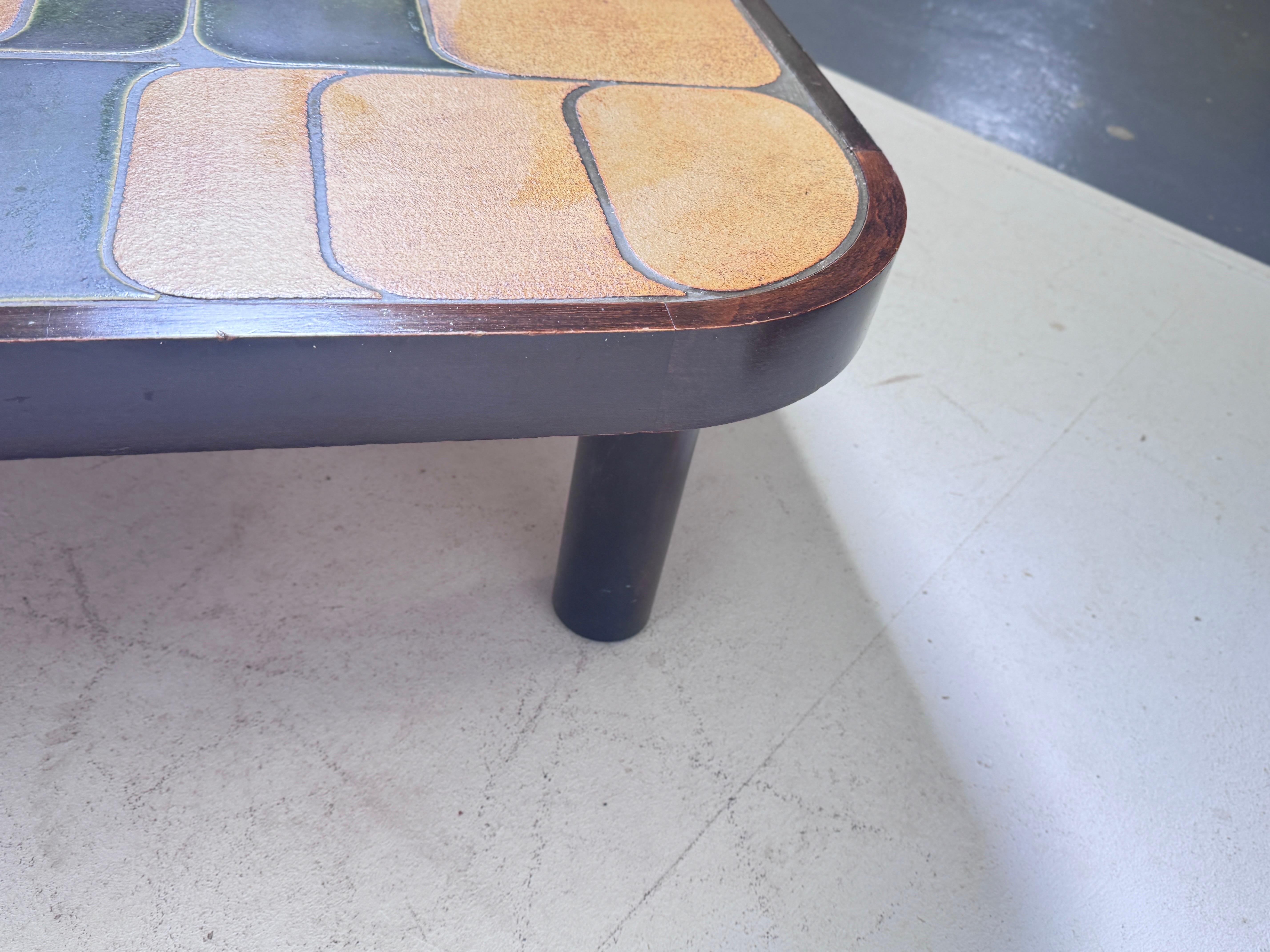 Français Roger Capron Table basse 'Shogun' en céramique France 1970 Couleur marron et verte