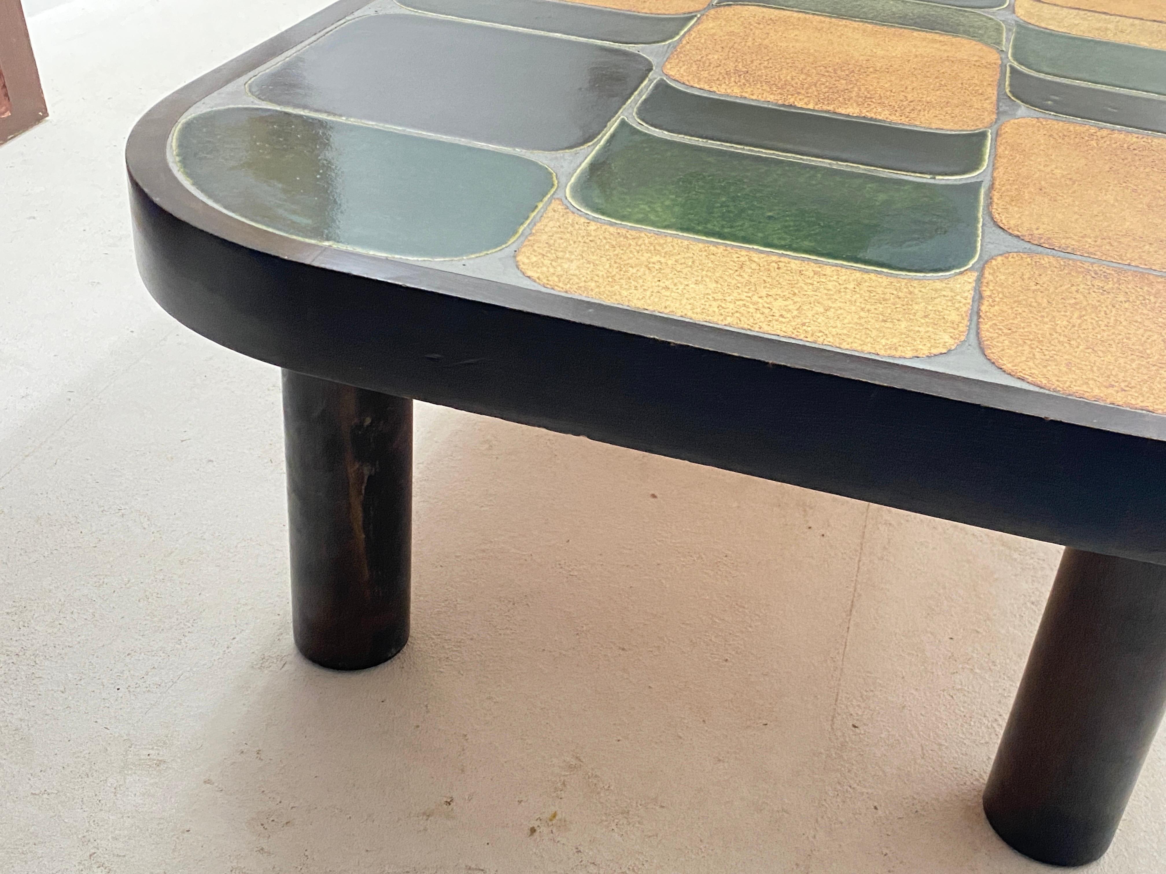 Roger Capron Table basse 'Shogun' en céramique France 1970 Couleur marron et verte 5