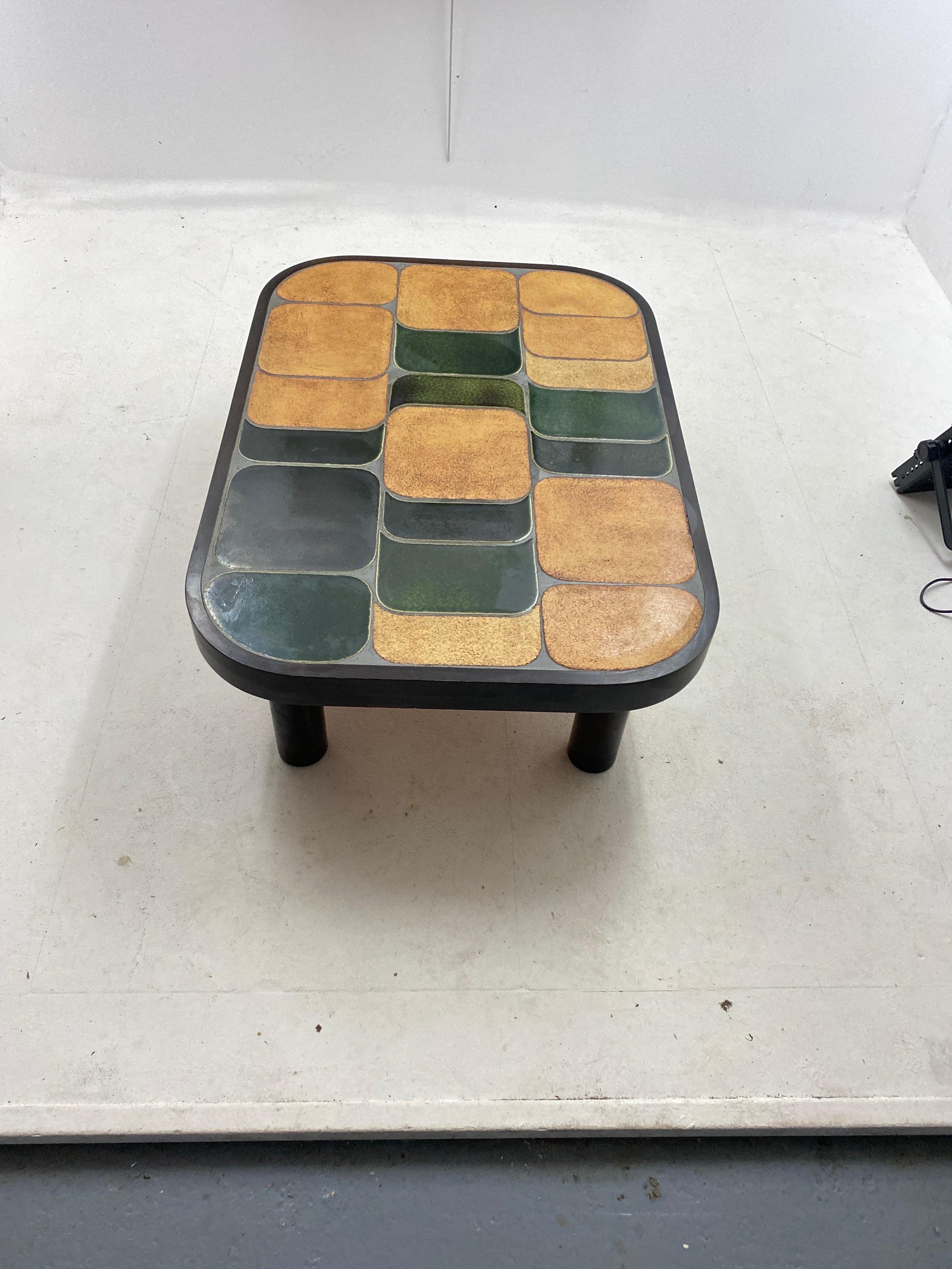 Roger Capron Table basse 'Shogun' en céramique France 1970 Couleur marron et verte 7