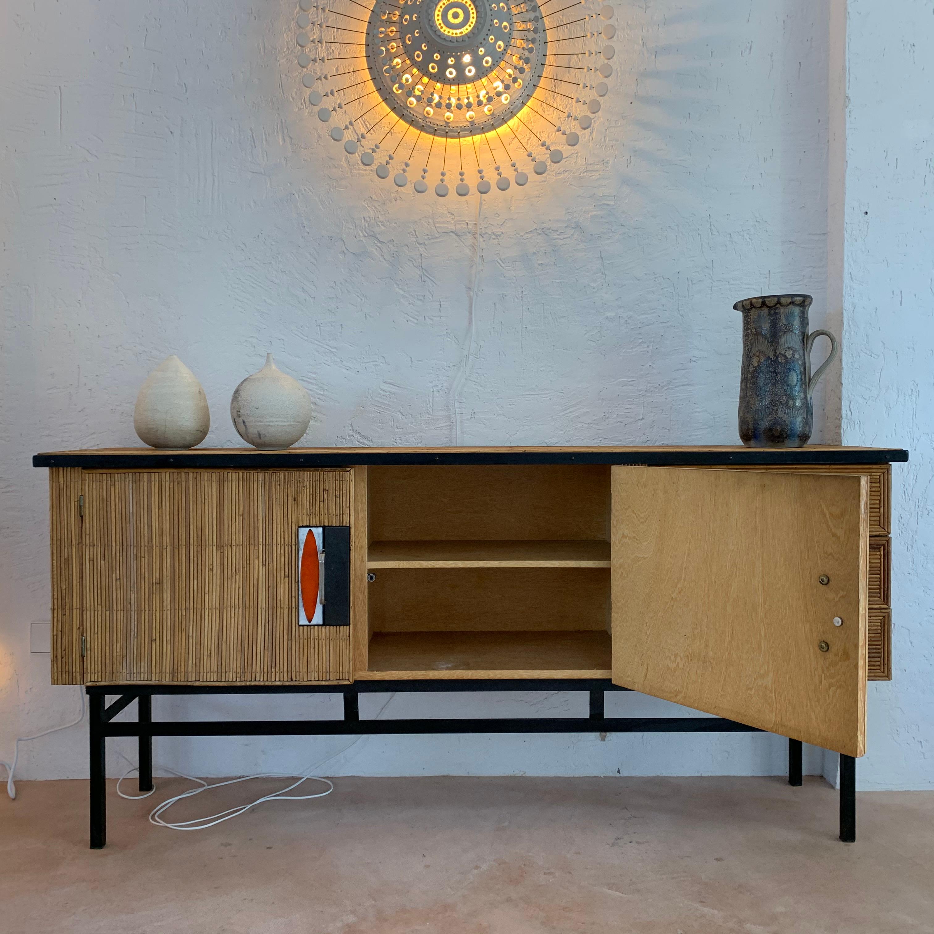 Audoux & Minet with Roger Capron Ceramic Tiles Sideboard in Rattan & metal, 1950 In Good Condition In Santa Gertrudis, Baleares