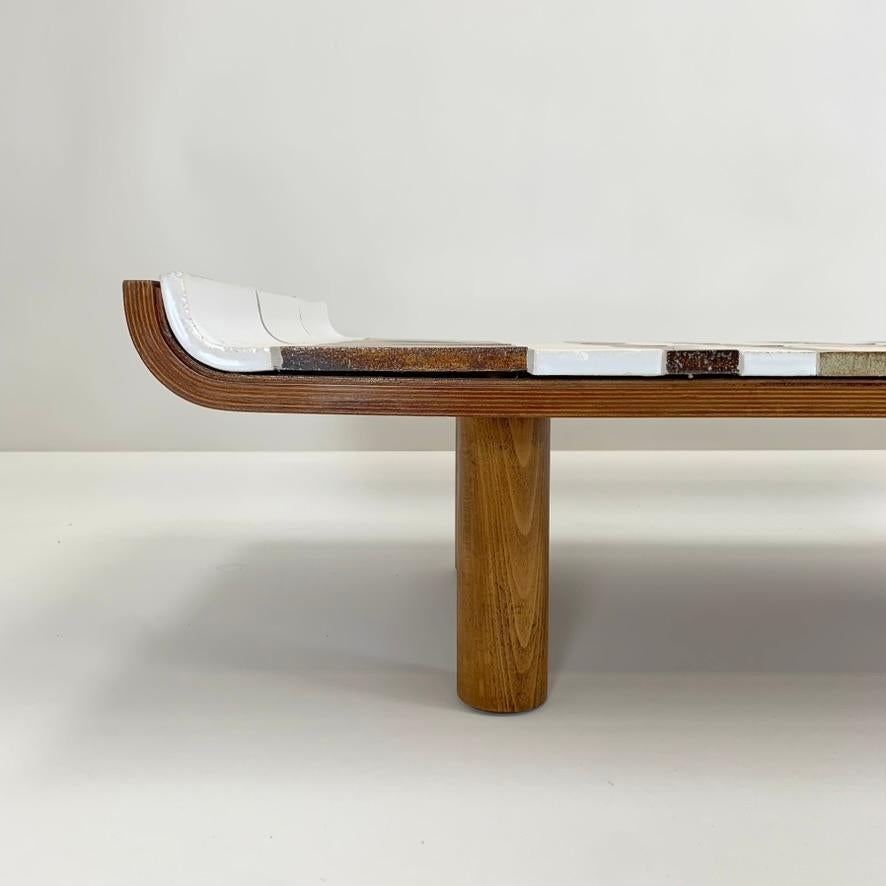 Tavolino in ceramica firmato Roger Capron, arredamento Moribana,  1974 circa, Francia. In condizioni buone in vendita a Brussels, BE