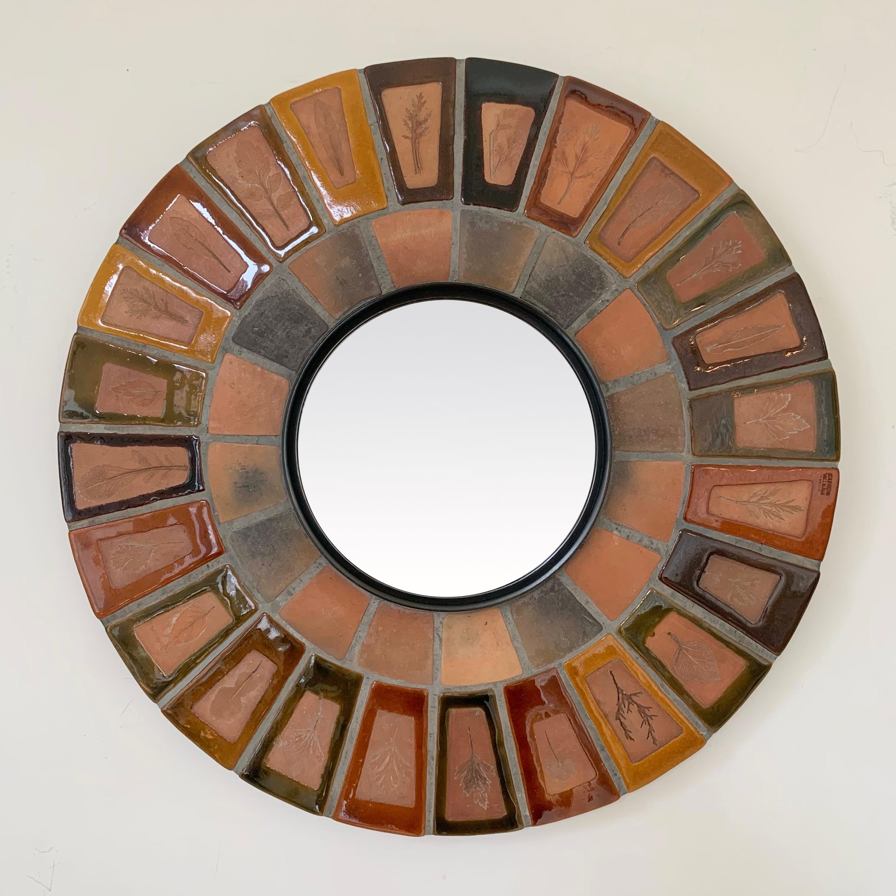 Espejo de pared redondo Roger Capron, hacia 1970, Francia.
Modelo Herbier azulejos esmaltados de arenisca, metal, espejo.
Sello Capron Vallauris Francia. Espejo muy decorativo.
Dimensiones: 49 cm: diámetro total, 20 cm: diámetro del espejo de