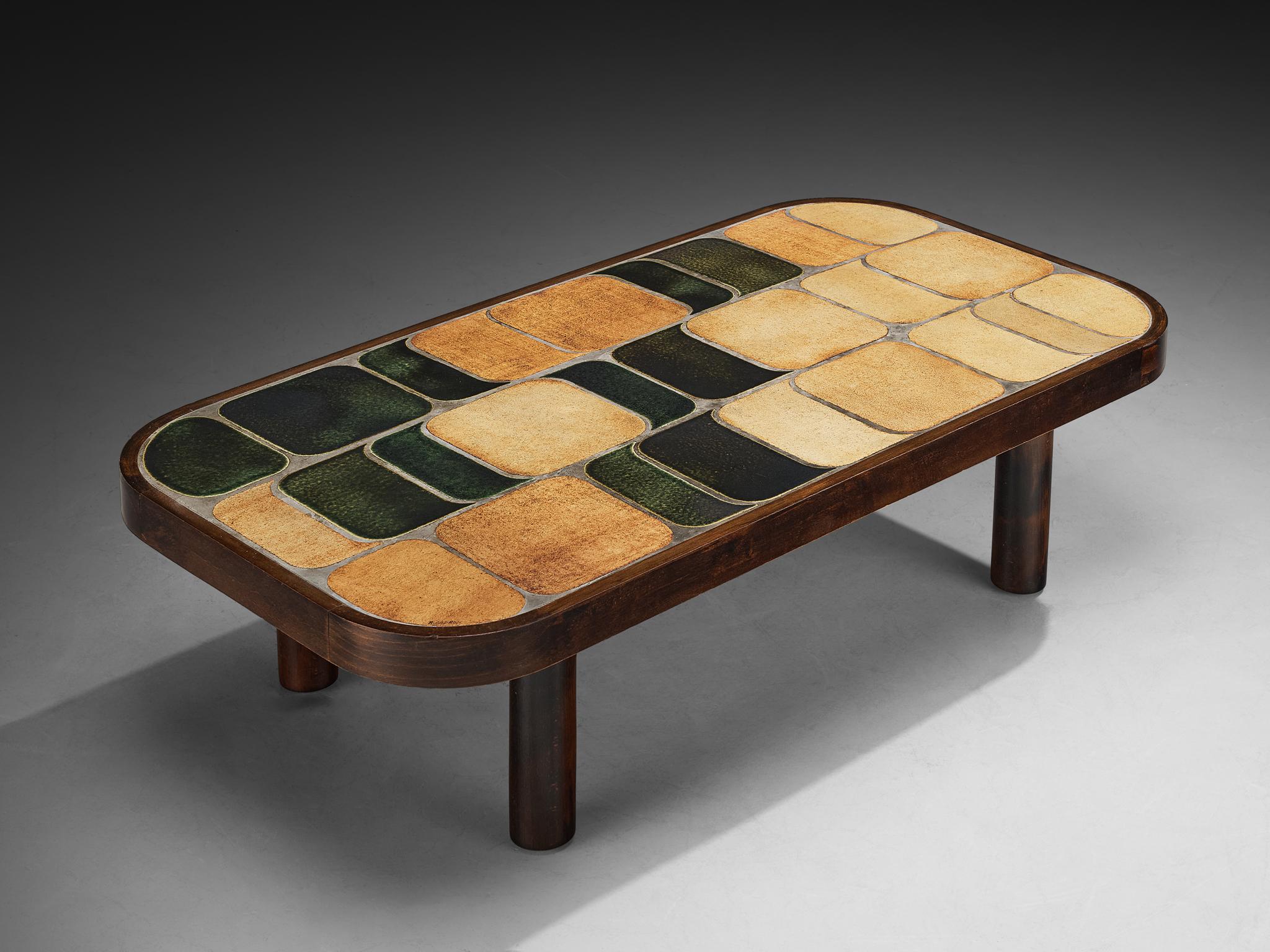 Roger Capron, mesa auxiliar 'Sou-Chong', cerámica, madera, Francia, años 60

Mesa de centro francesa con tablero de azulejos cerámicos de bella composición, obra del diseñador francés Roger Capron. Tanto las baldosas como el marco de haya presentan