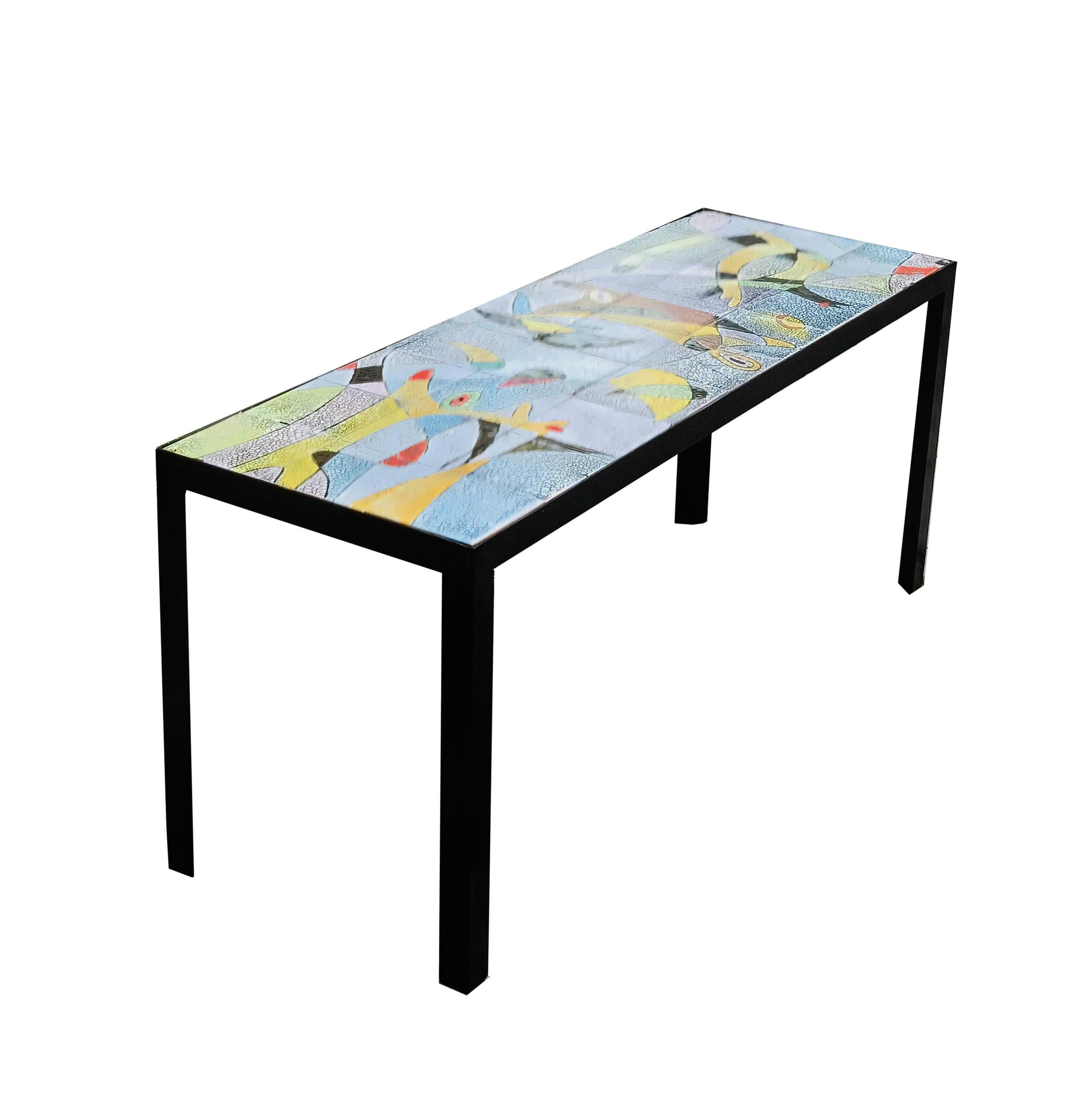 Table basse rectangulaire en fer forgé, plateau en céramique émaillée dans le style de Roger Capron
