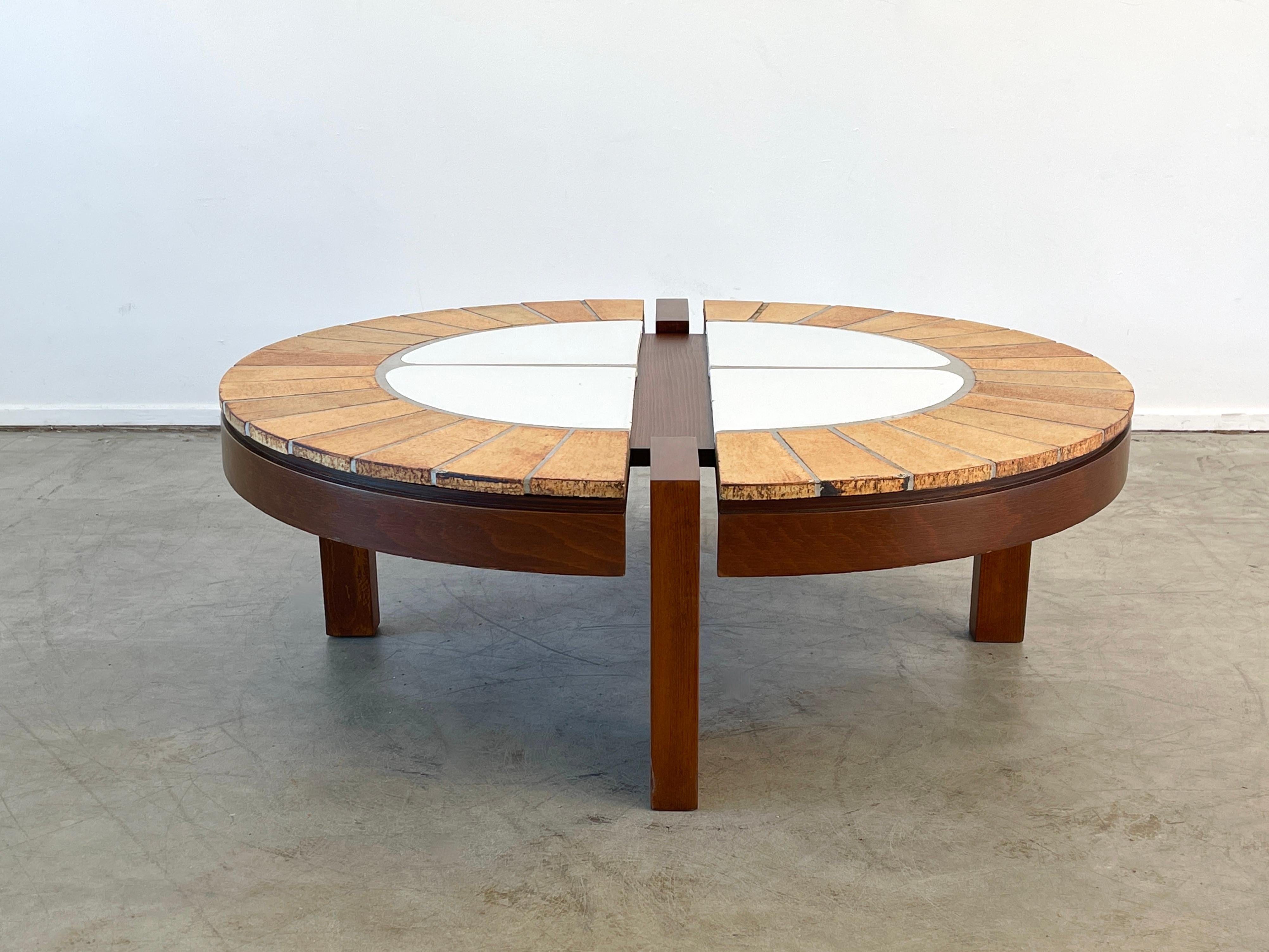 Table basse ovale en céramique Roger Capron avec un cadre en noyer moyen remis à neuf et des carreaux centraux émaillés blancs entourés de carreaux naturels non émaillés.
Signé R. Capron. 
Fabriqué à Vallauris, France, vers les années 1960.