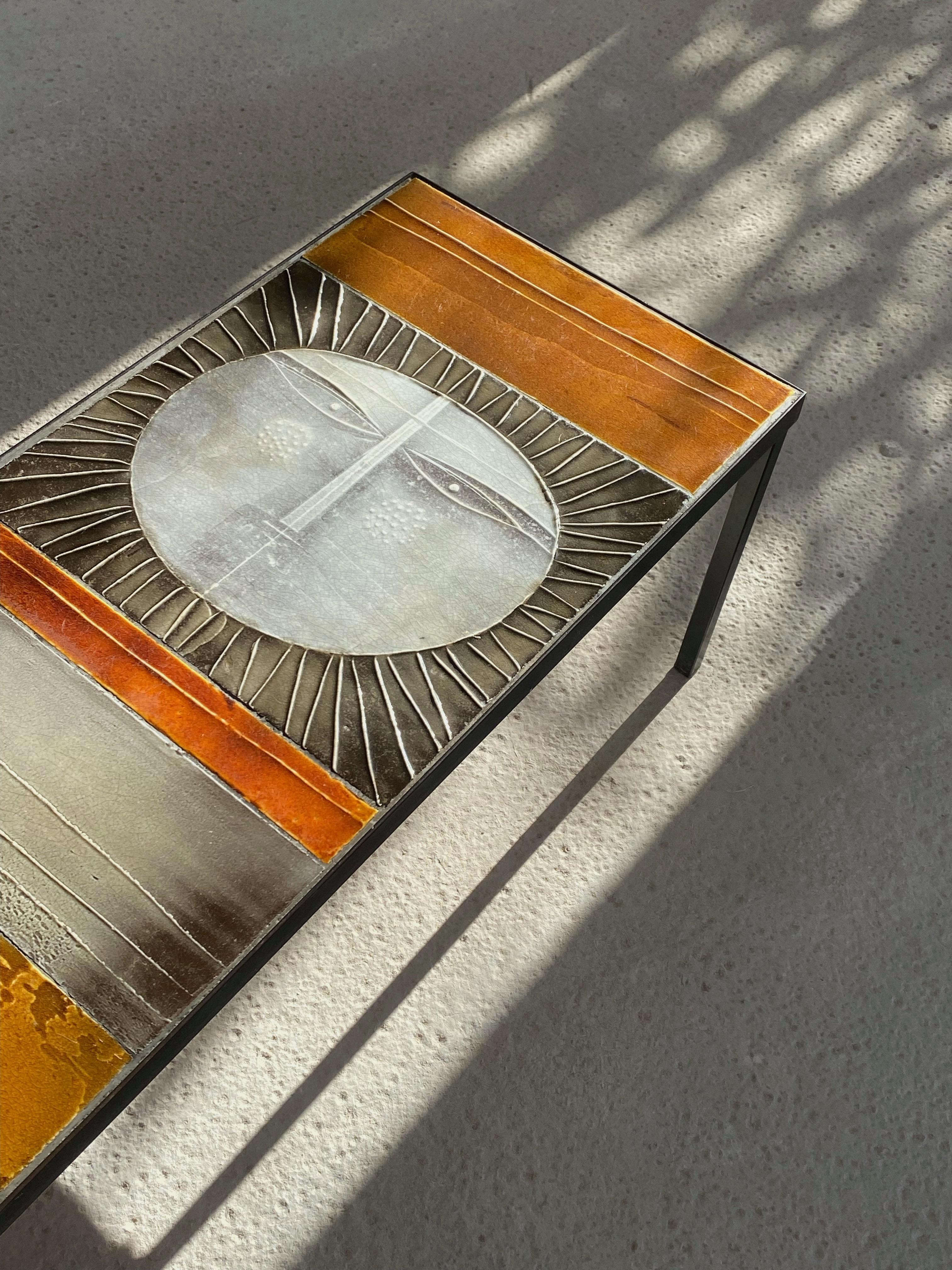20ième siècle Roger Capron, le Soleil, Table basse en lave émaillée, Vallauris France 1960s