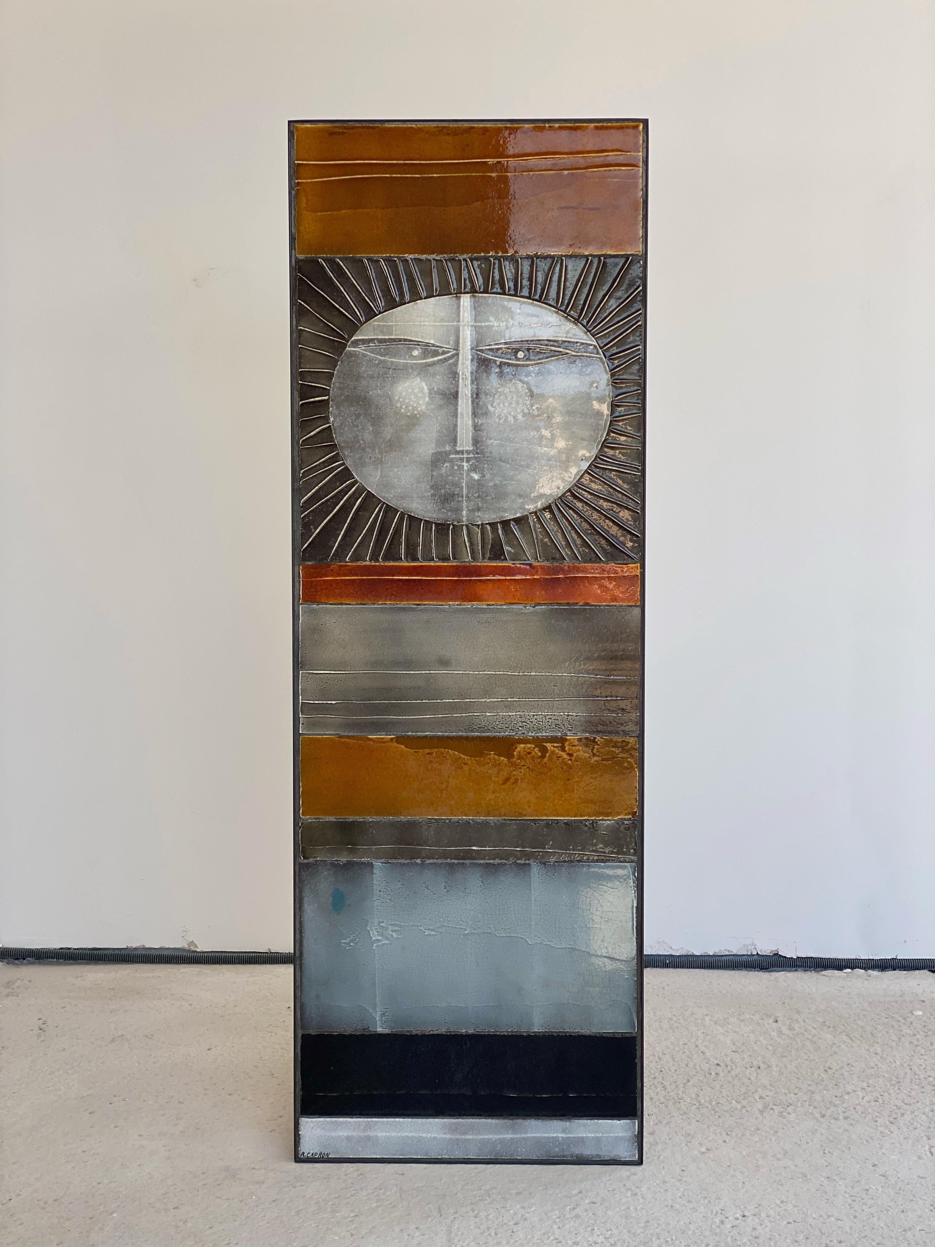 Table basse en lave émaillée, réalisée par l'artiste céramiste français Roger Capron, à Vallauris, dans le sud de la France.
Le nom de cette table est 