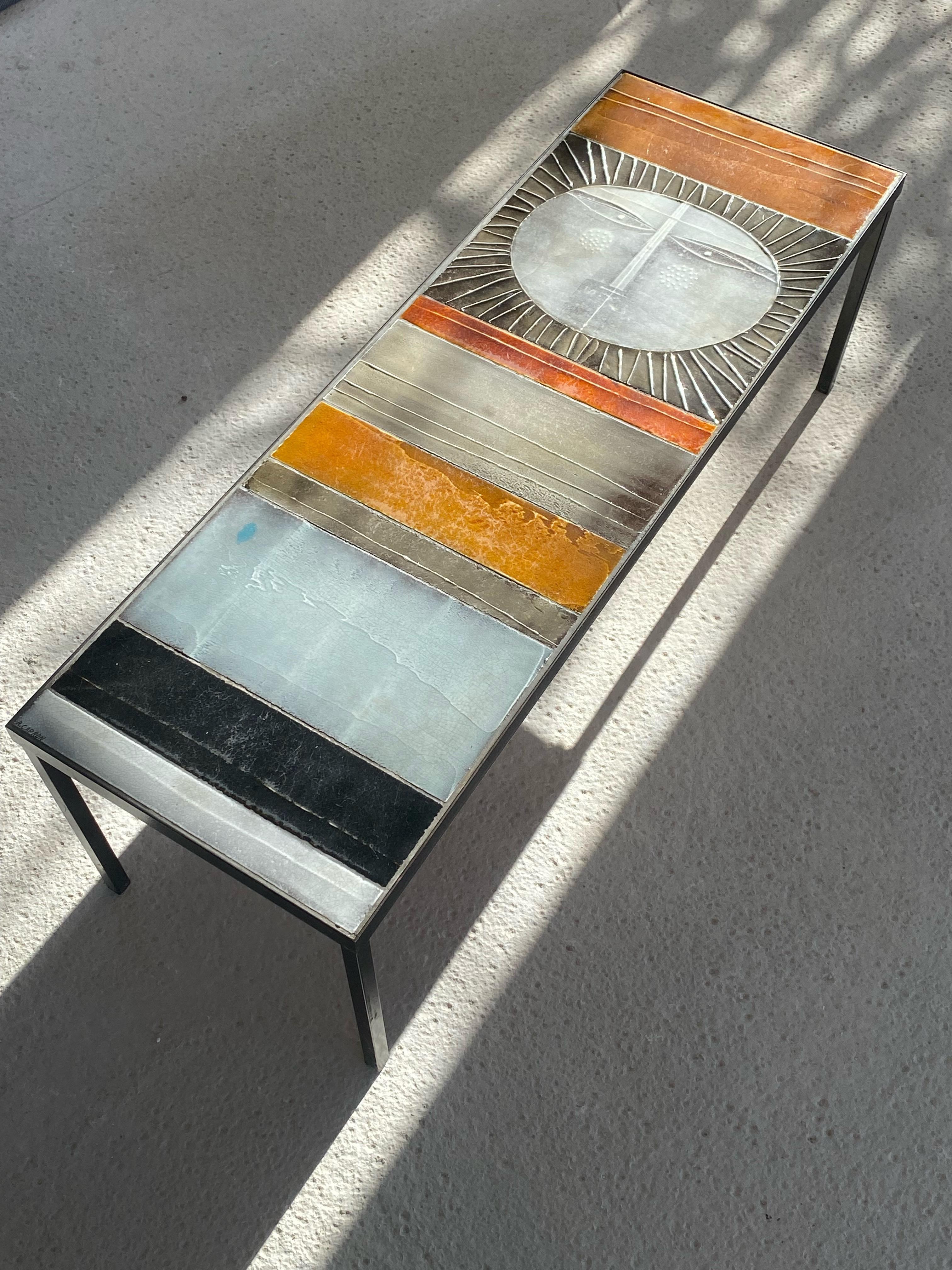 Vernissé Roger Capron, le Soleil, Table basse en lave émaillée, Vallauris France 1960s