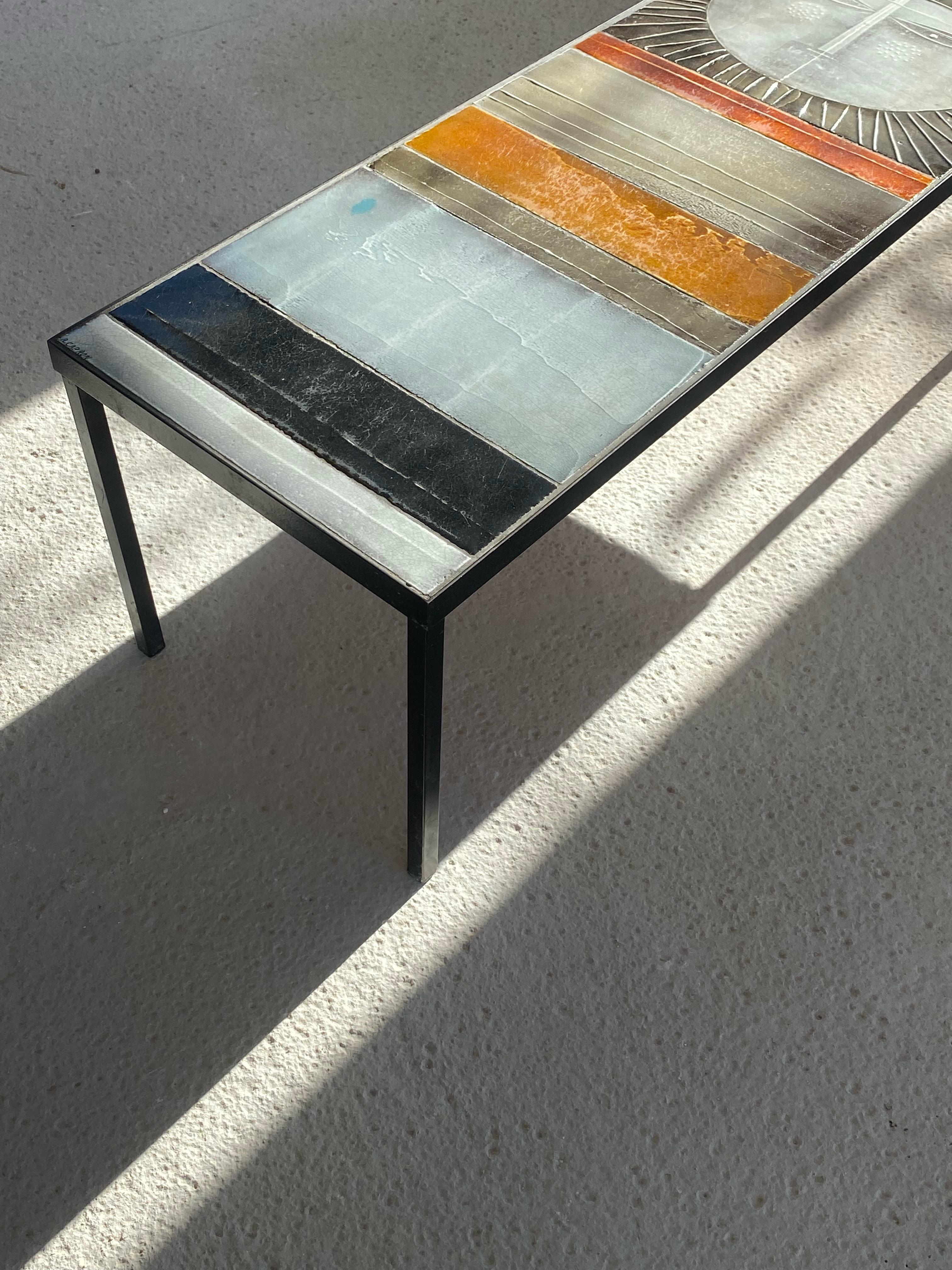 Roger Capron, le Soleil, Table basse en lave émaillée, Vallauris France 1960s Excellent état à leucate, FR