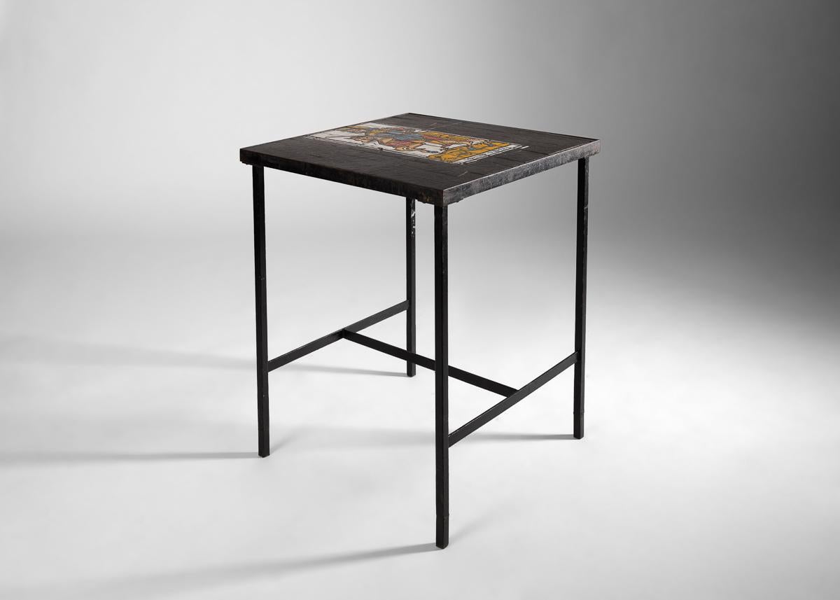 Roger Capron, Cafe-Tisch mit Kachelplatte und Tarot-Motiv, Frankreich, ca. 1960er Jahre (Moderne der Mitte des Jahrhunderts) im Angebot