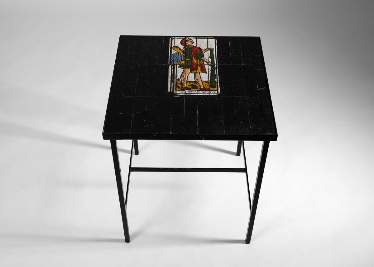 Roger Capron, Cafe-Tisch mit Kachelplatte und Tarot-Motiv, Frankreich, ca. 1960er Jahre im Zustand „Relativ gut“ im Angebot in New York, NY